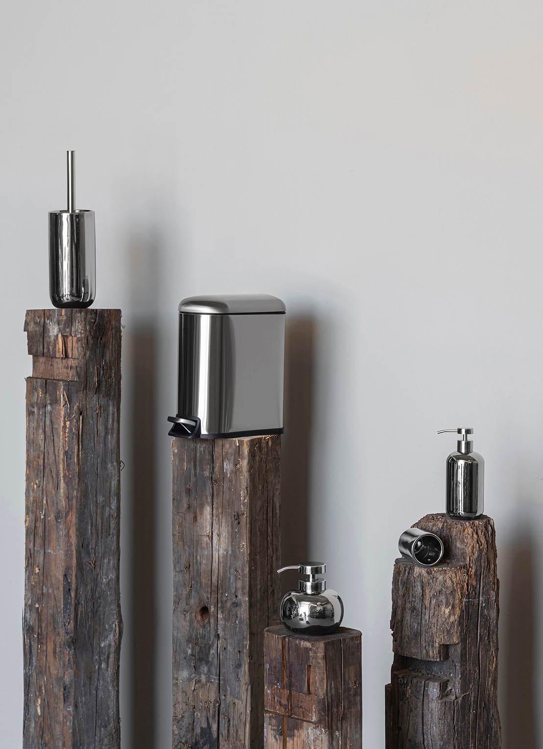 Mette Ditmer Lotus zeepdispenser - detail 2 zilver