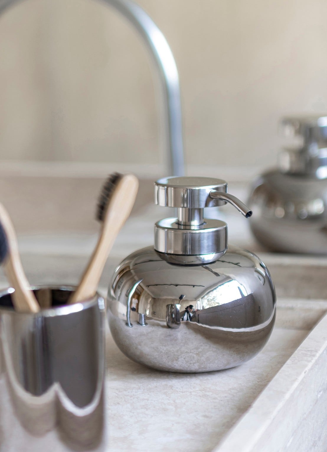 Mette Ditmer Lotus zeepdispenser - voorkant 4 zilver