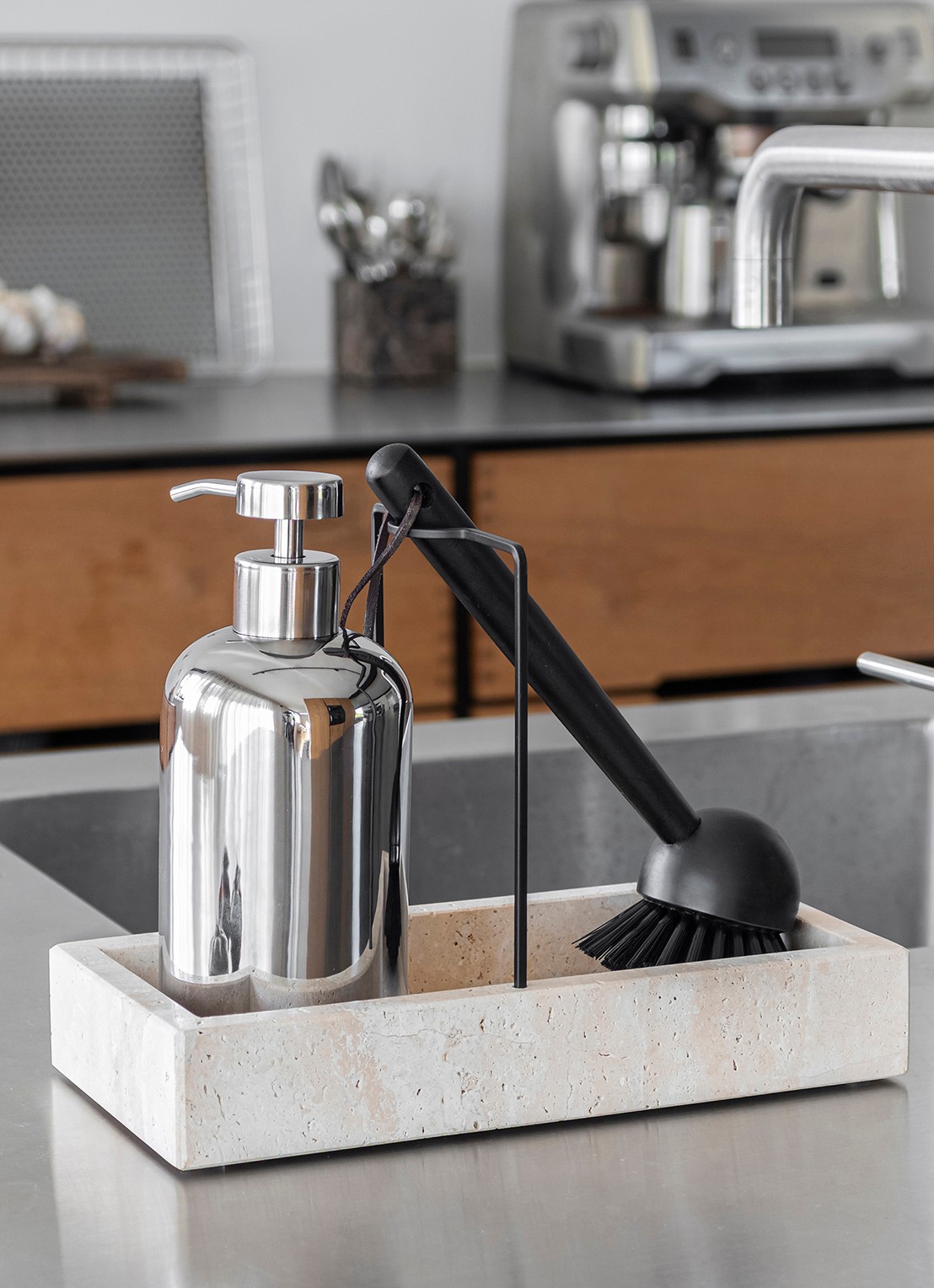 Mette Ditmer Lotus zeepdispenser - voorkant 3 zilver