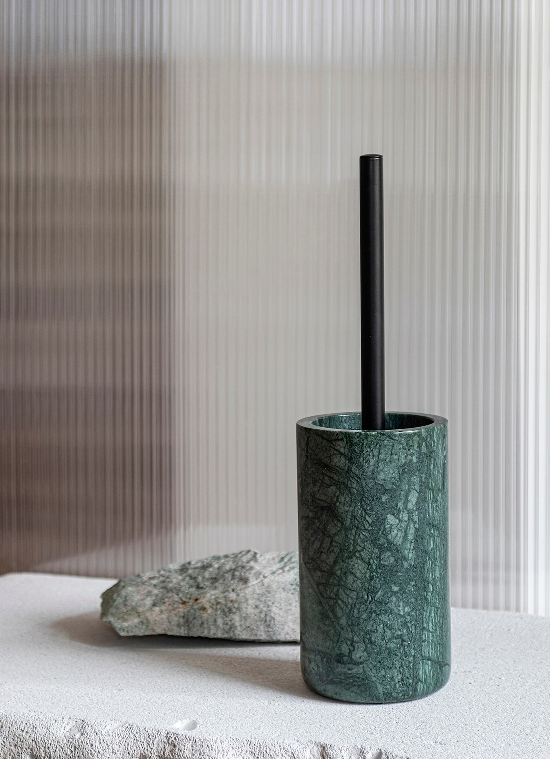 Mette Ditmer Marble toiletborstel met houder - voorkant 2 groen