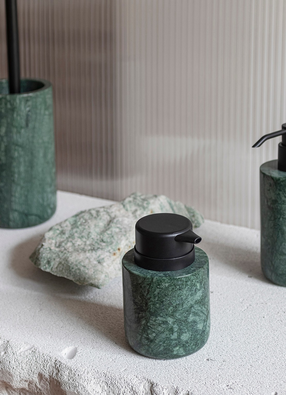 Mette Ditmer Marble zeepdispenser - voorkant 2 groen