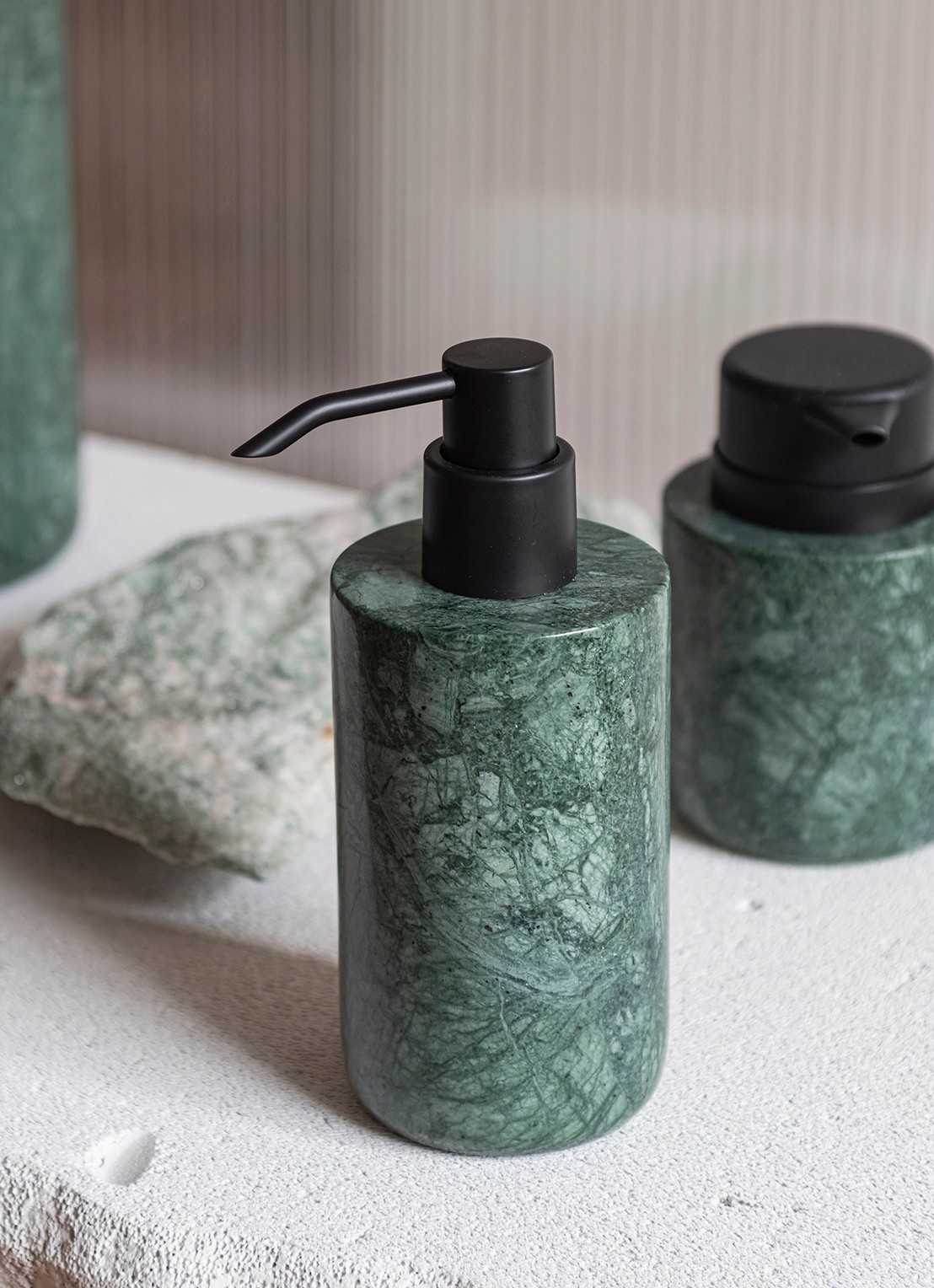 Mette Ditmer Marble zeepdispenser - voorkant 2 groen