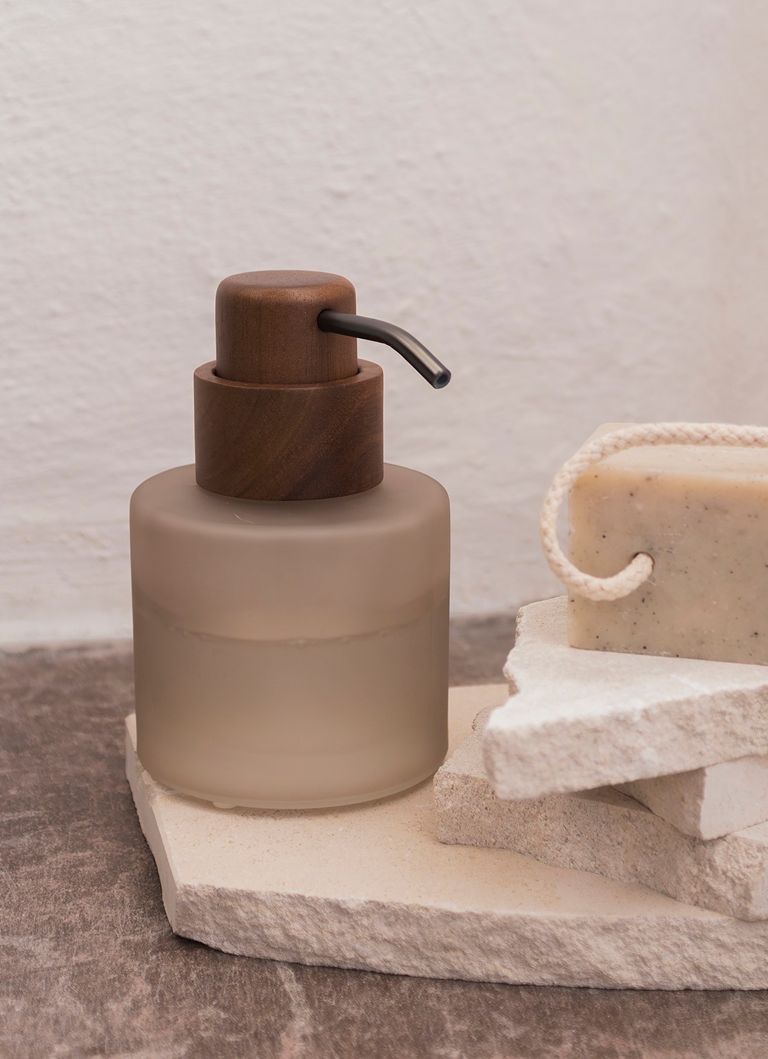 Mette Ditmer Modest zeepdispenser - detail 4 creme