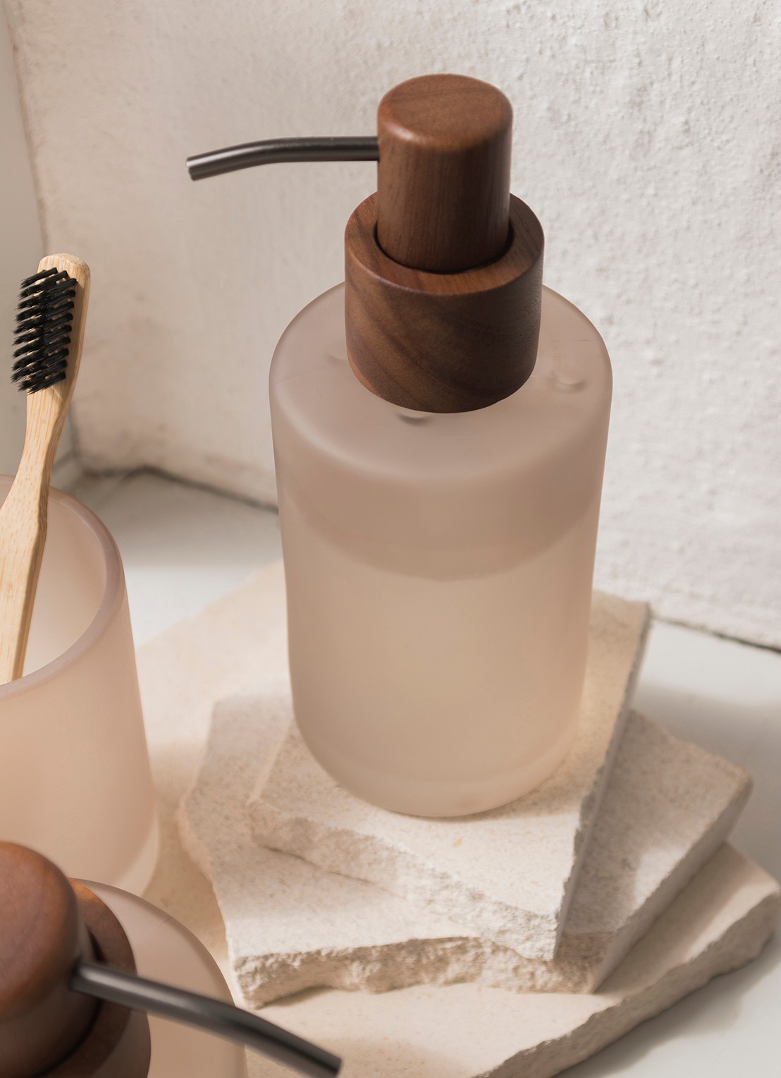 Mette Ditmer Modest zeepdispenser - detail creme