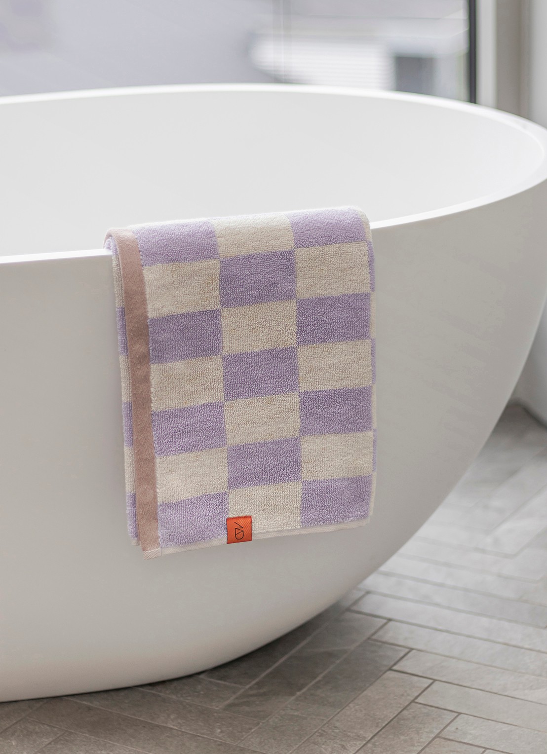 Mette Ditmer  Retro badhanddoek 70 x 133 cm - voorkant 3 lila