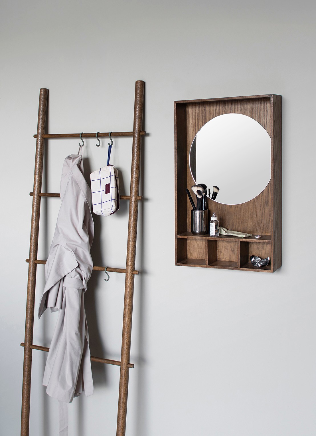 Mette Ditmer Show-Me wandspiegel 40 x 65 cm - voorkant 5 donkerbruin