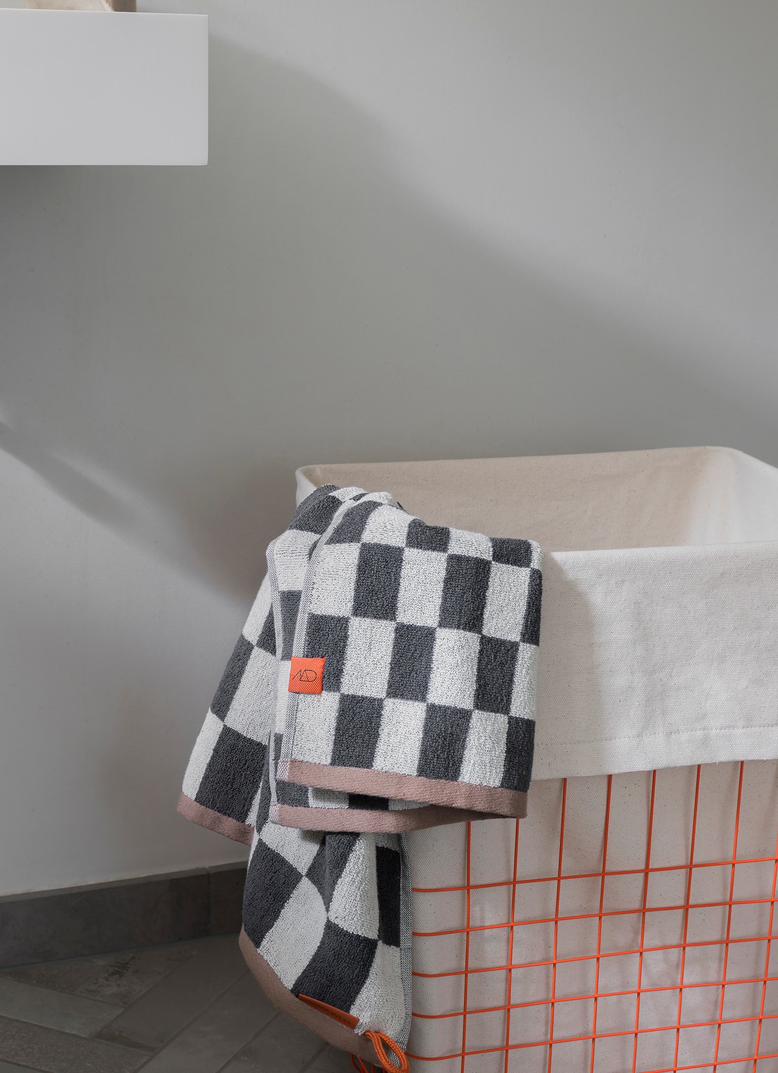 Mette Ditmer Store-it mand 40 x 32 x 50 cm - achterkant orange