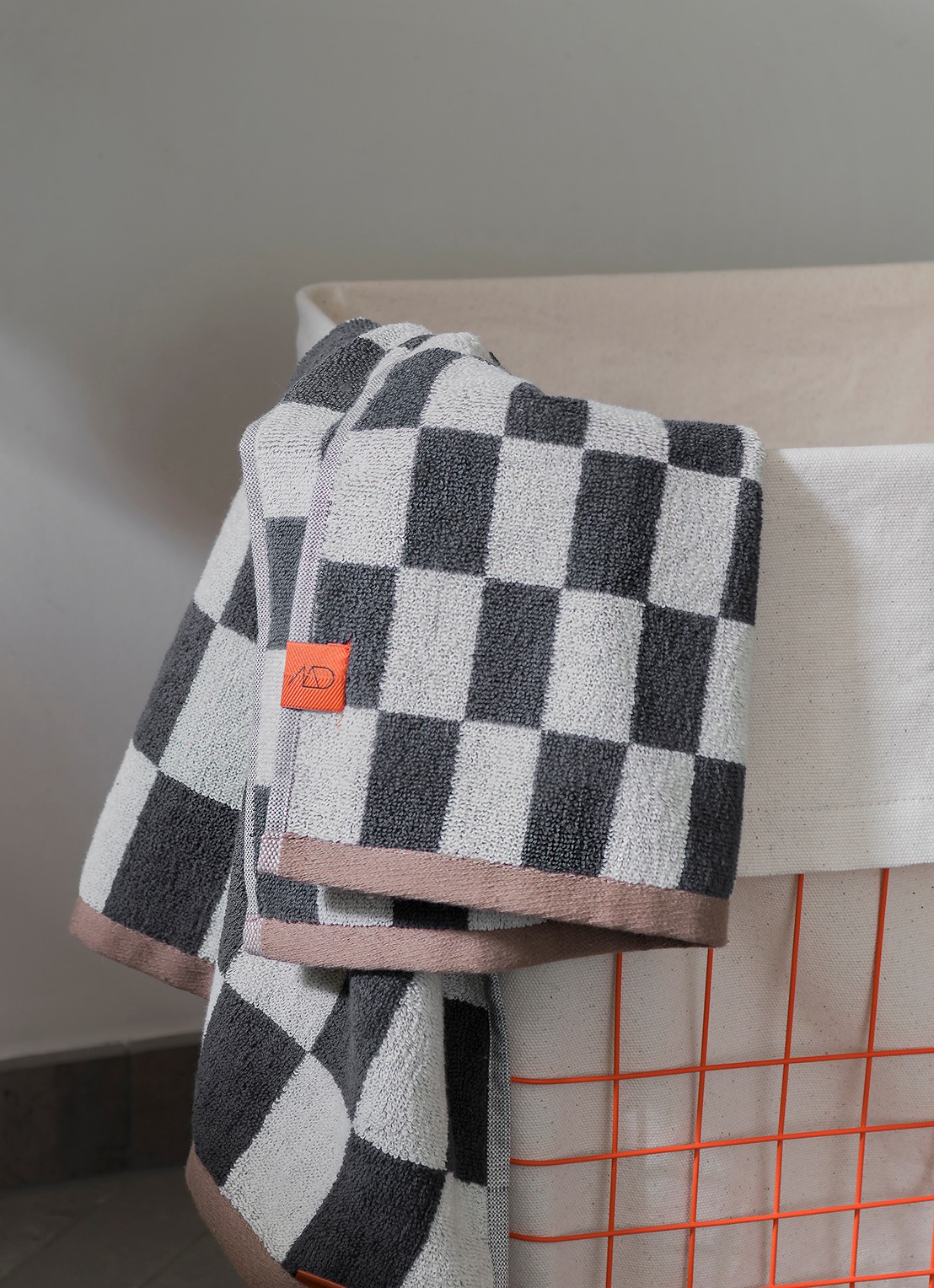 Mette Ditmer Store-it mand 40 x 32 x 50 cm - detail 2 orange