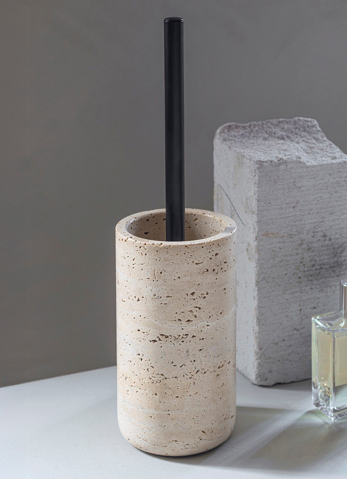Mette Ditmer Traventine toiletborstel met houder - voorkant 2 creme