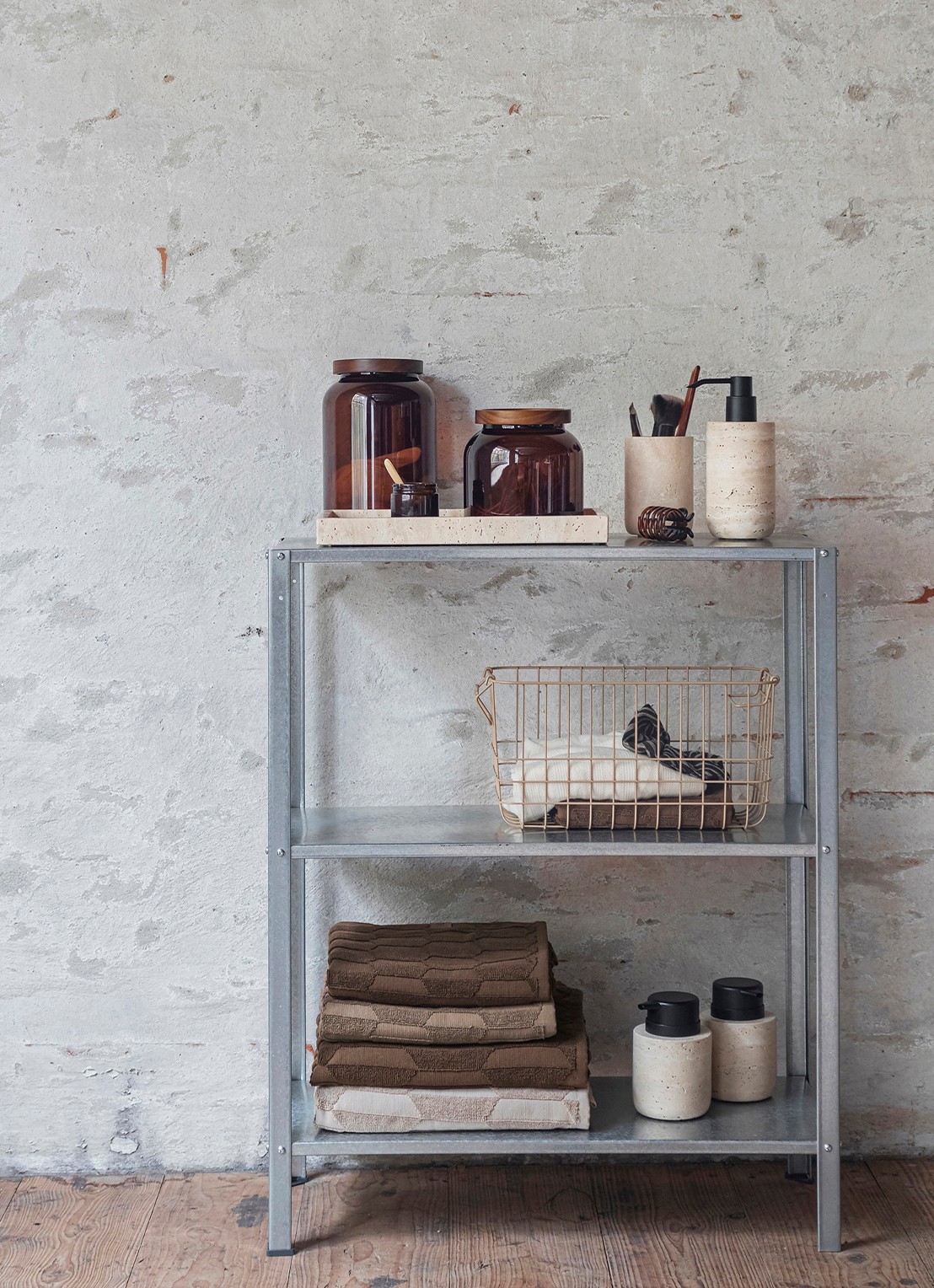 Mette Ditmer Travertine Low zeepdispenser van travertijn - detail 4 beige
