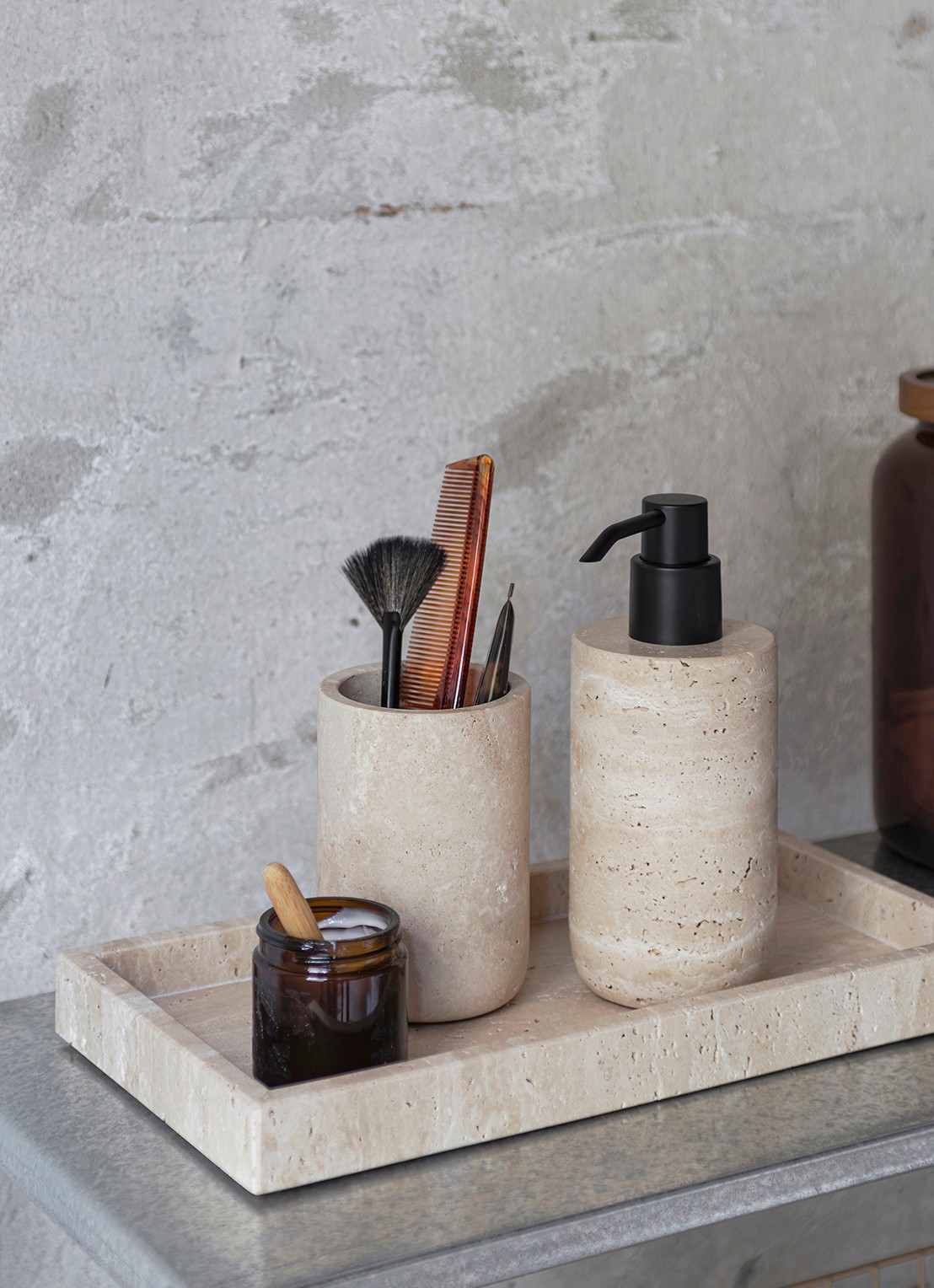 Mette Ditmer Travertine tandenborstelhouder van travertijn - voorkant 2 beige