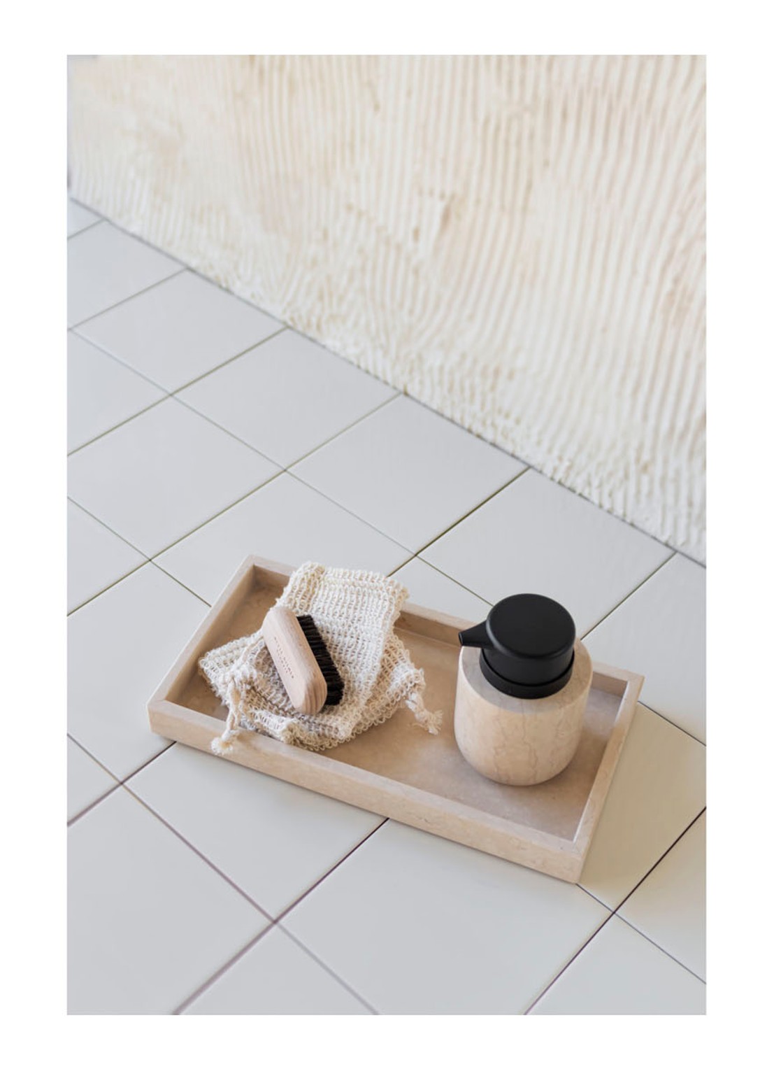 Mette Ditmer Zeepdispenser low van marmer - detail zand