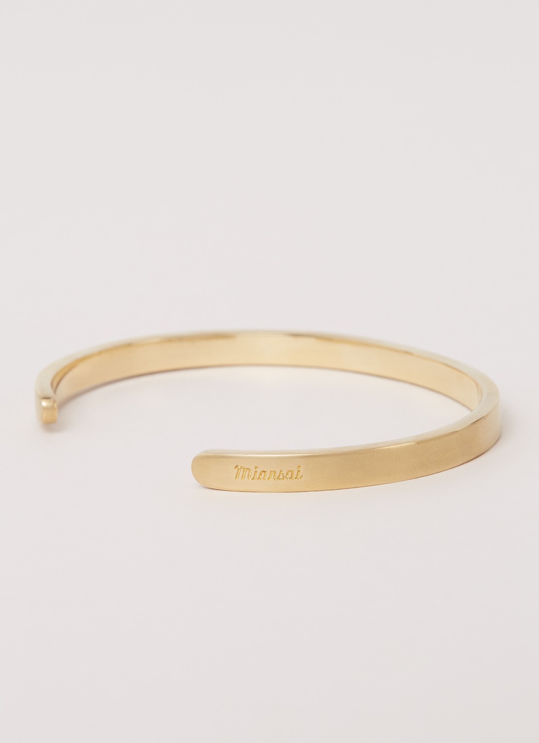 Miansai Singular bangle met logo - detail goud