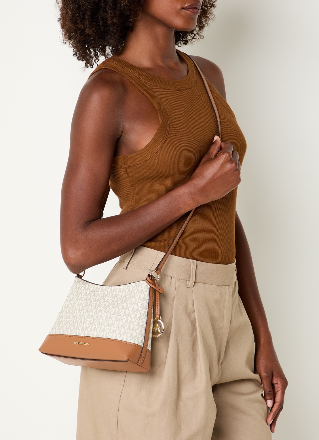 Michael Kors Andie crossbodytas met logoprint - voorkant 2 beige