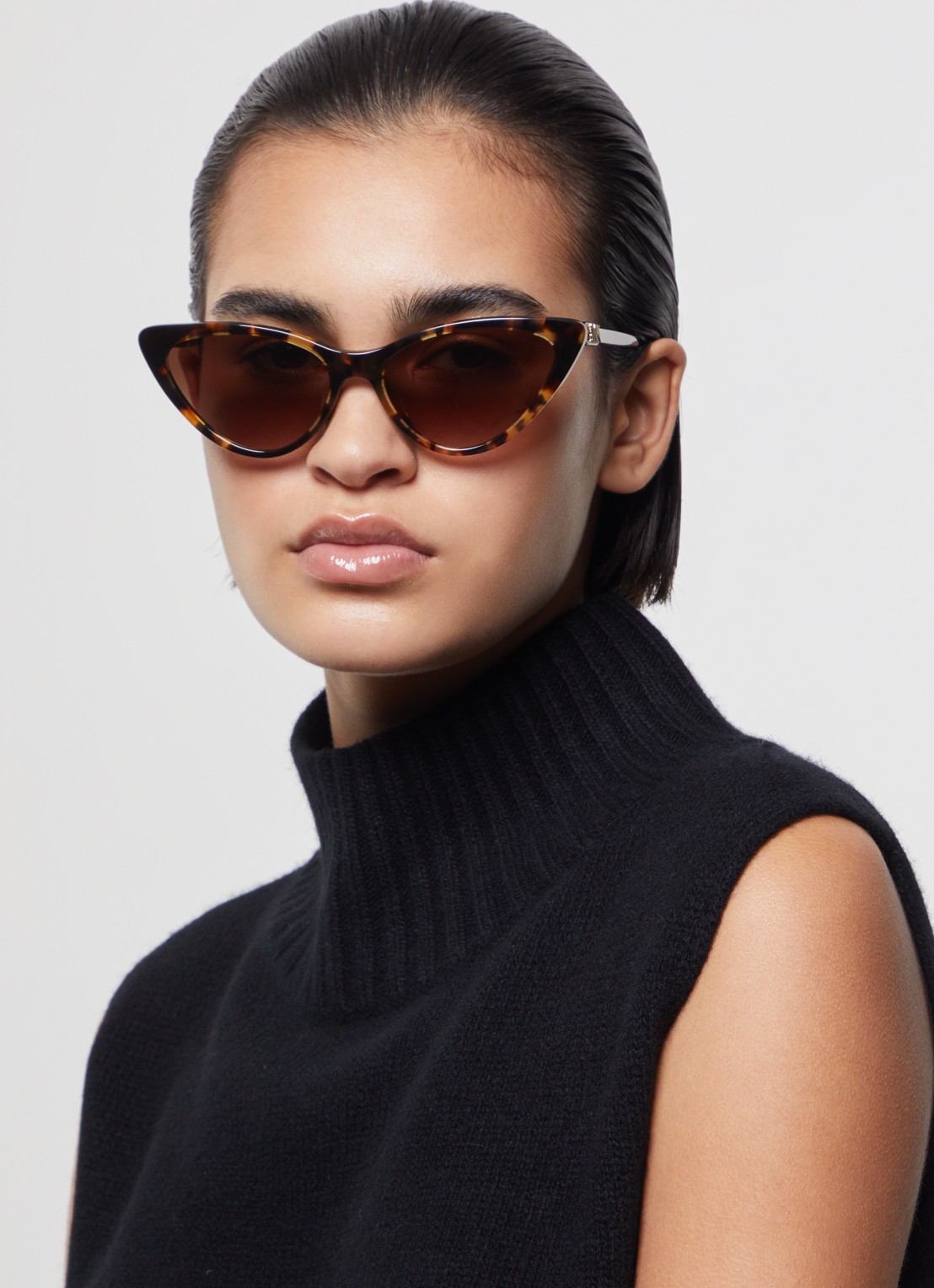 Michael Kors Harbour Island zonnebril MK2195U - voorkant 2 donkerbruin