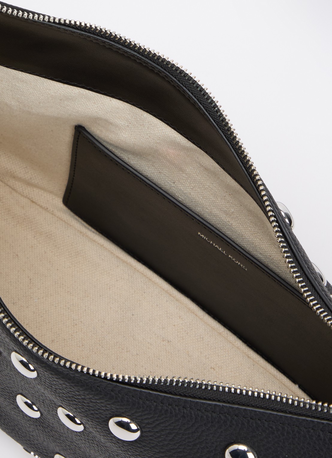 Michael Kors Nolita Medium schoudertas van leer met studs - detail 3 zwart