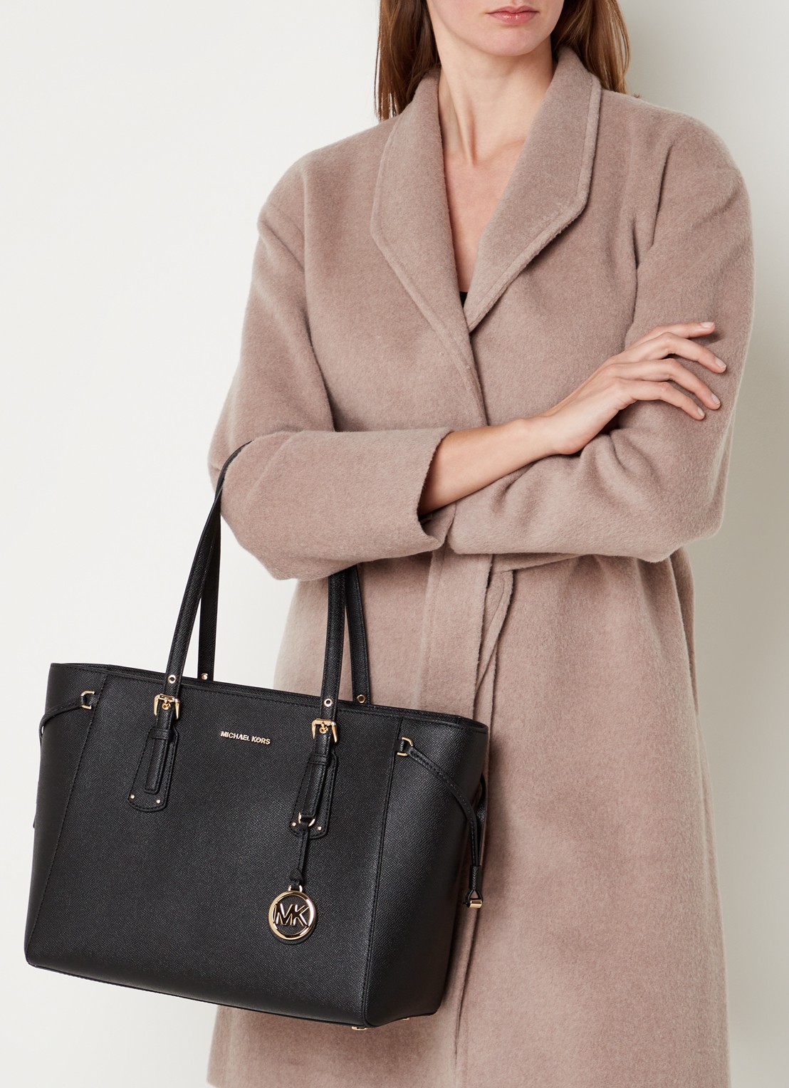 Michael Kors Voyager Medium schoudertas met logo - voorkant 5 diepzwart