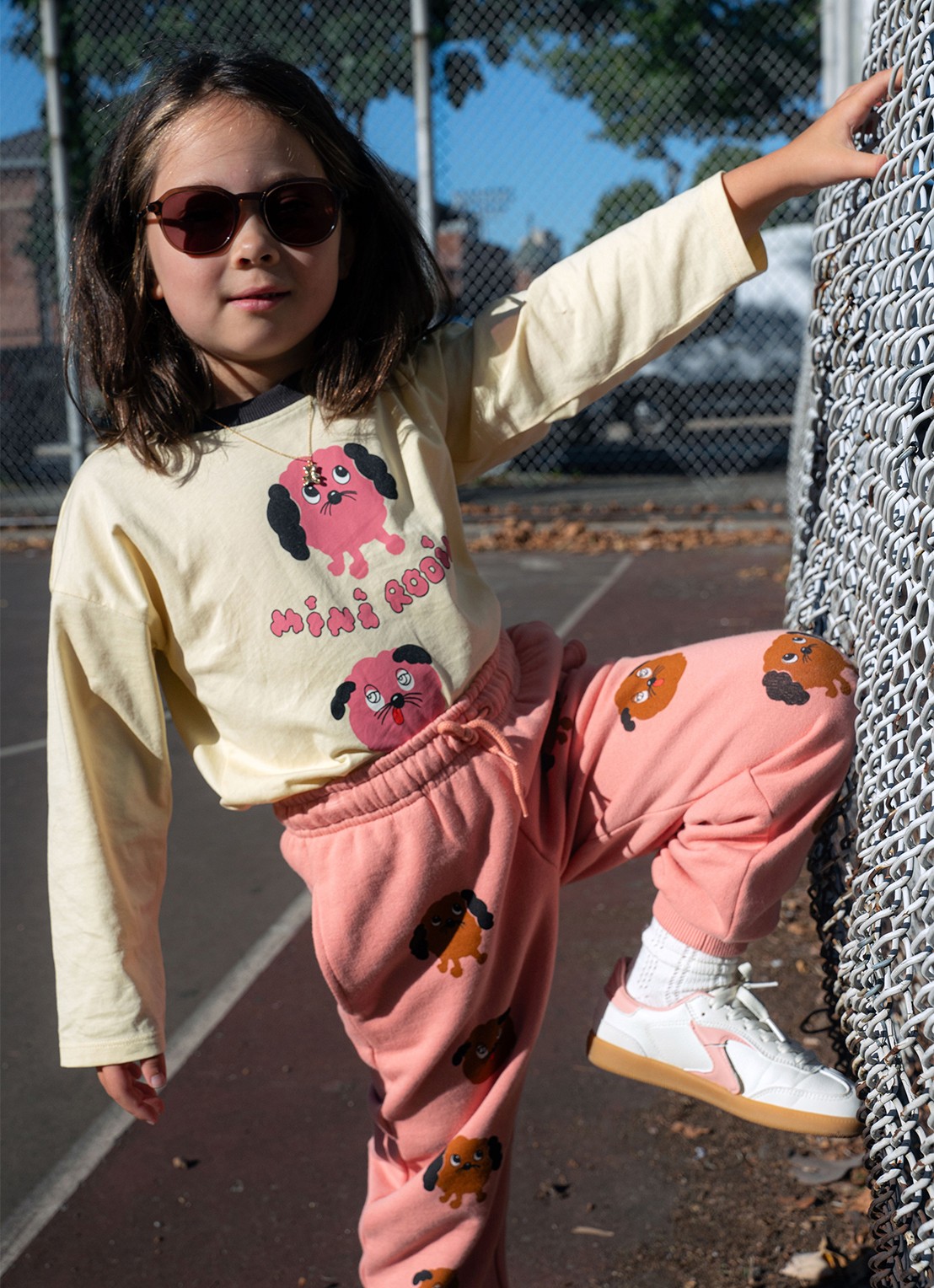 Mini Rodini Doggies tapered fit joggingbroek met print - voorkant 4 zalmroze
