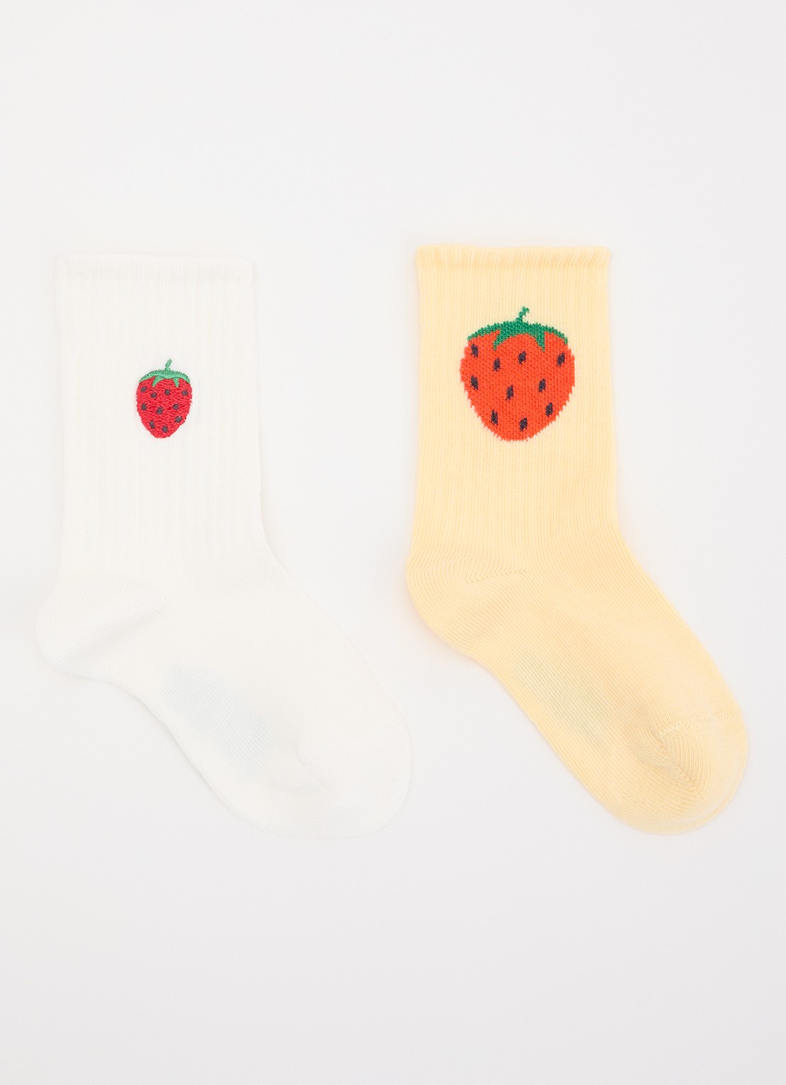 Mini Rodini Strawberry ribgebreide sokken in katoenblend - voorkant geel