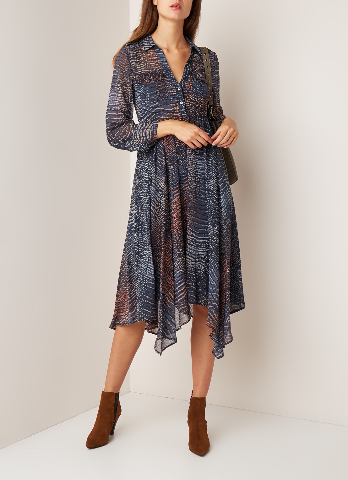 Mint Velvet Marlee midi-jurk van chiffon met slangendessin  - voorkant 4 donkerblauw