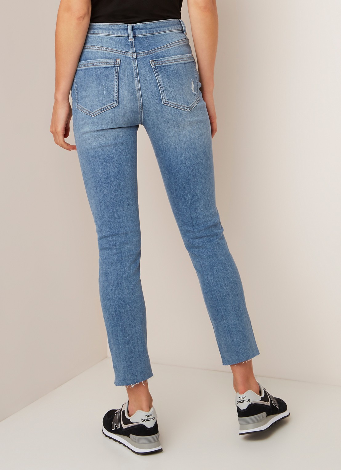 Mint Velvet Mint Velvet Mid waist straight fit jeans met gerafelde zoom - achterkant indigo