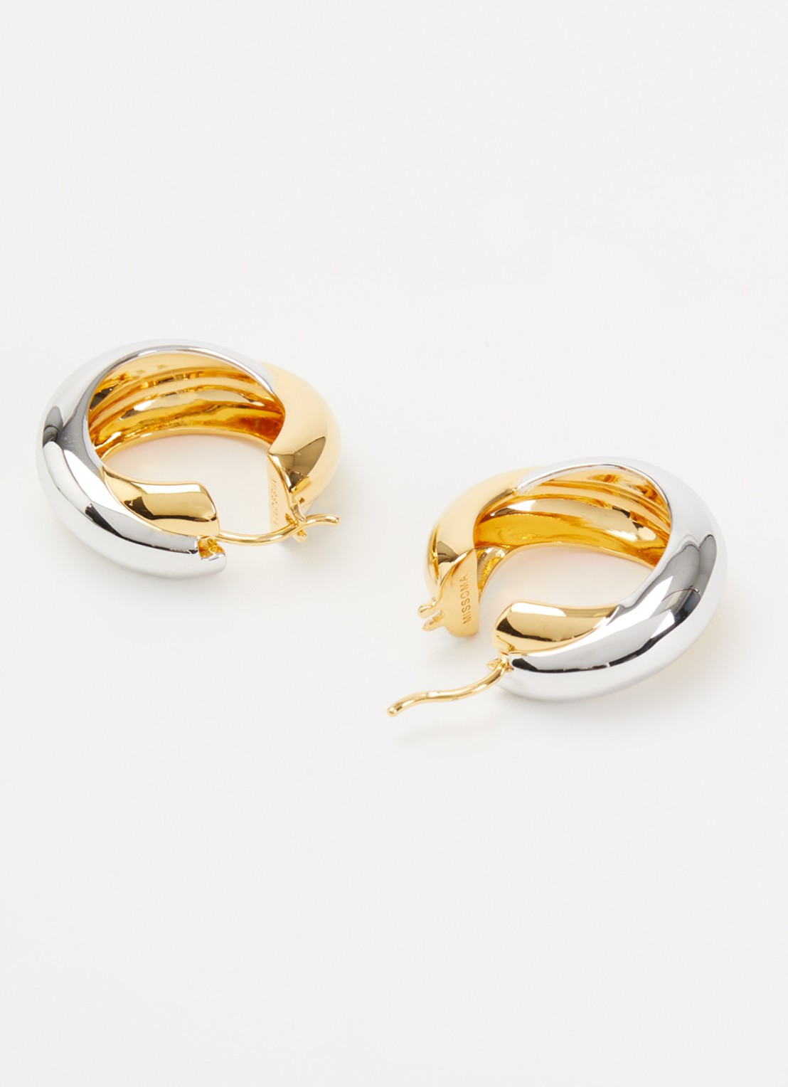Missoma Chunky Entwine M oorringen verguld - detail zilver
