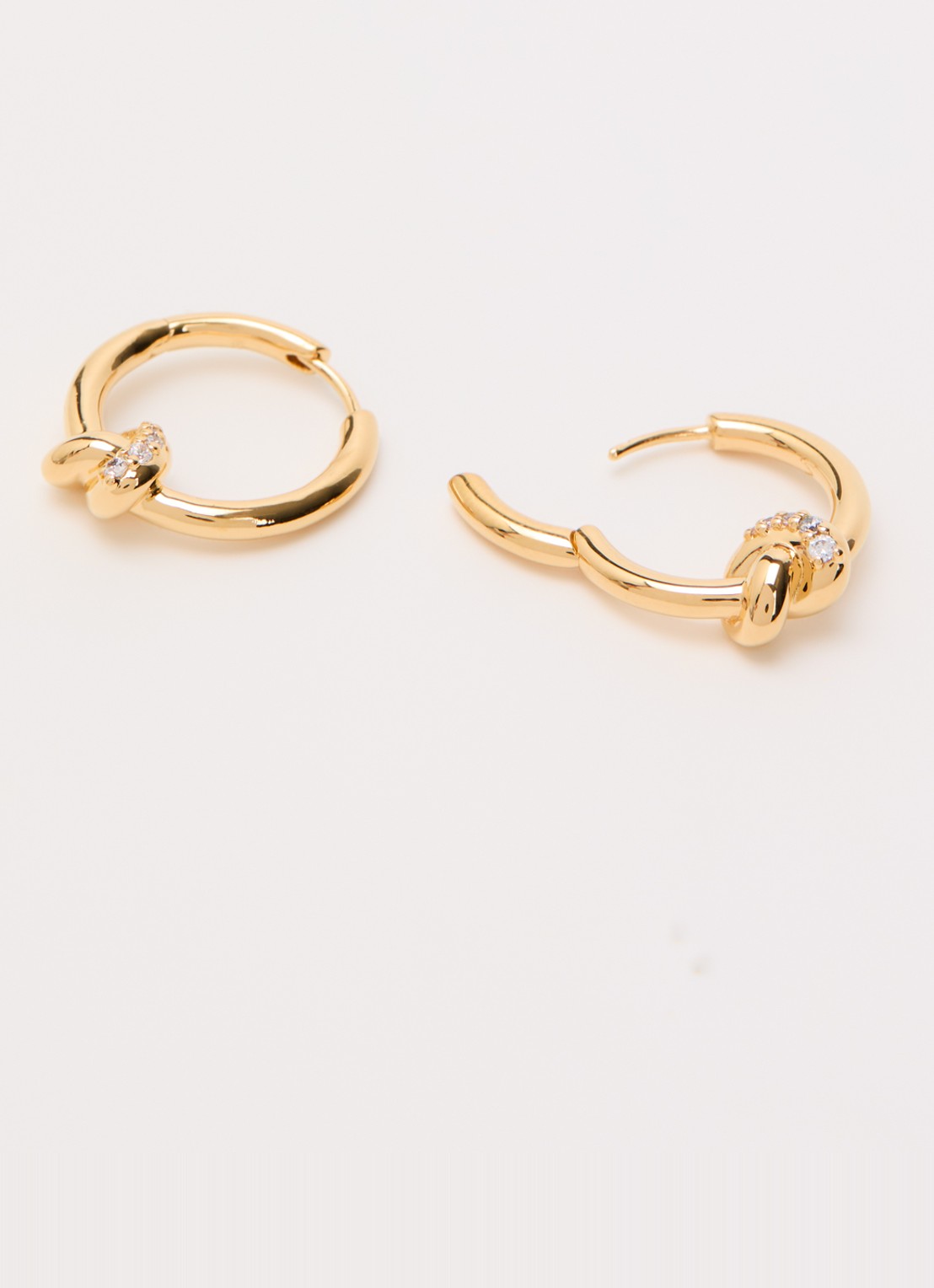Missoma Lucy williams Pavé Knot Small oorringen verguld - detail goud