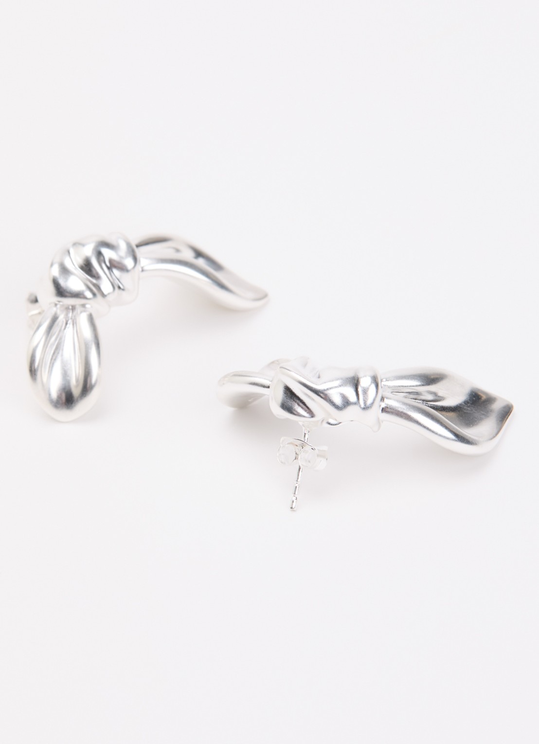 Missoma Markgong Bow Oversized oorstekers - detail zilver
