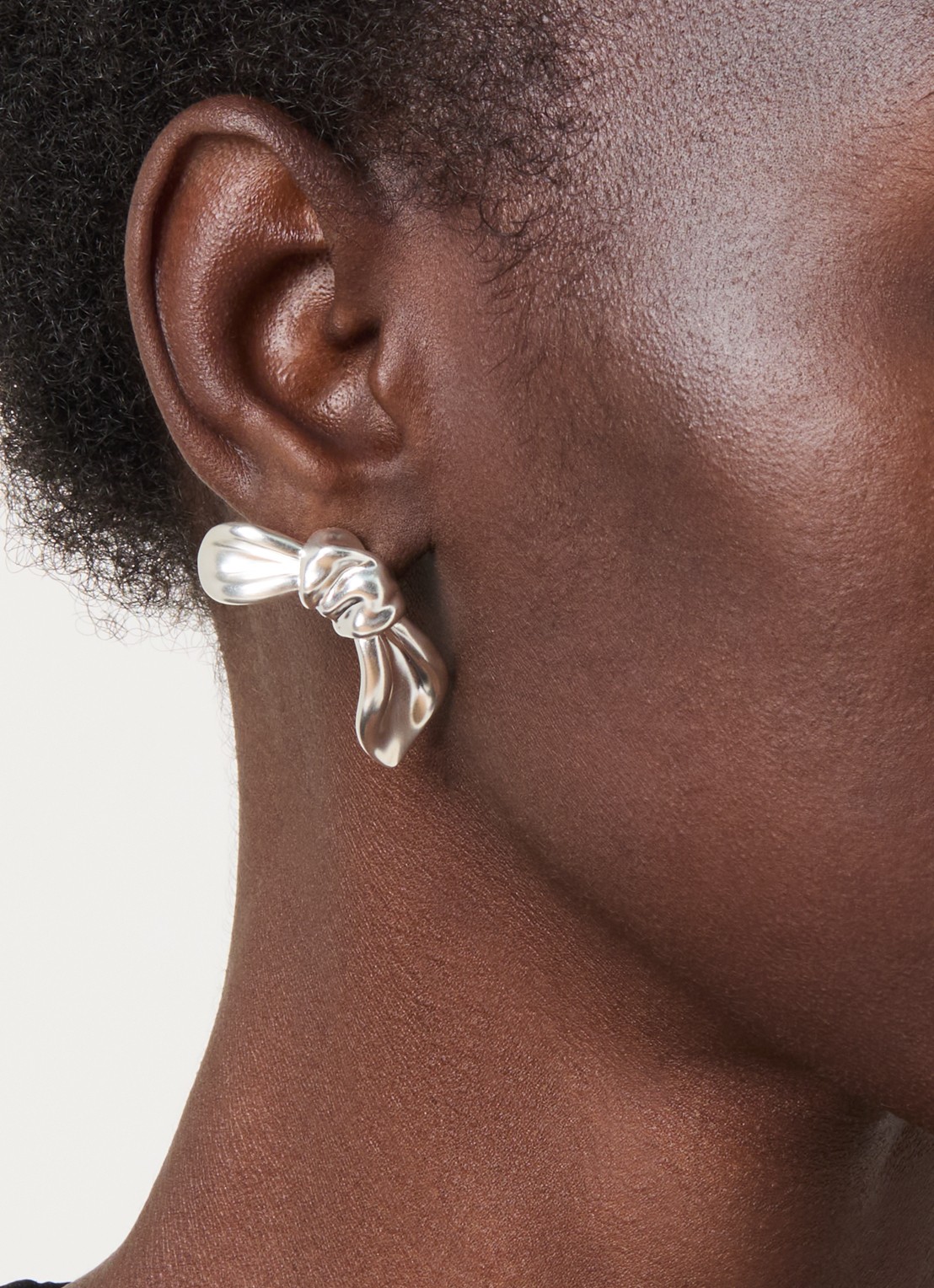 Missoma Markgong Bow Oversized oorstekers - voorkant 2 zilver