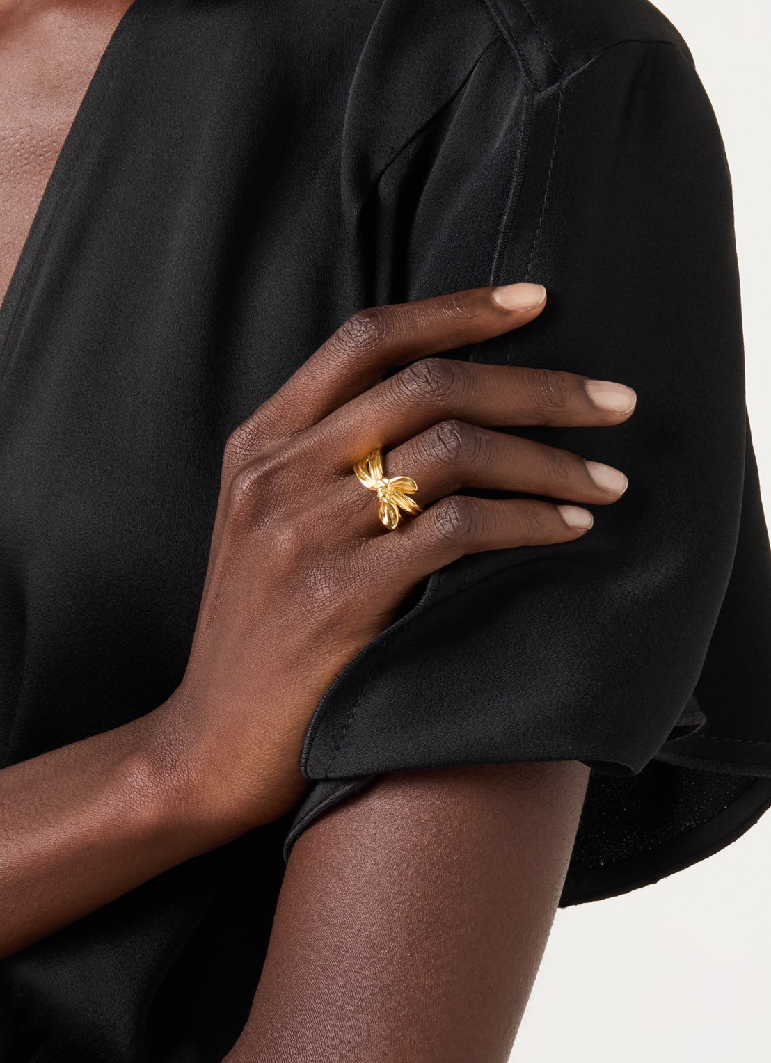 Missoma Markgong Bow ring - voorkant 4 goud