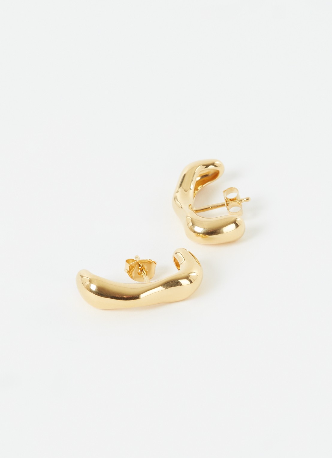 Missoma Molten Cuff oorstekers verguld - voorkant 2 goud