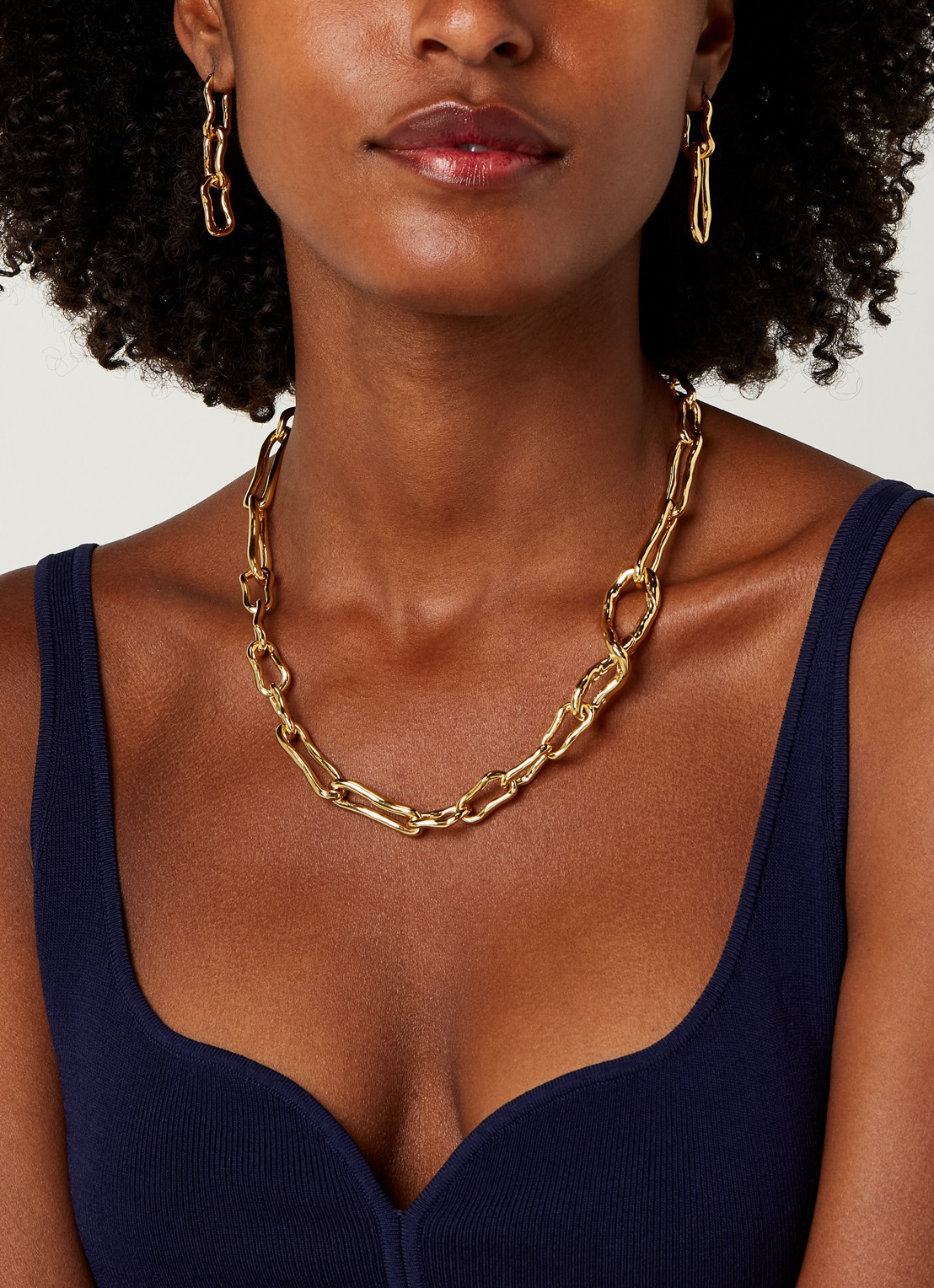 Missoma Molten Ovate oorringen verguld - detail goud