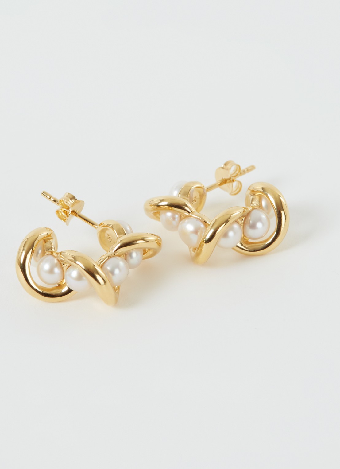 Missoma Molten Pearl Twisted oorstekers verguld - detail goud