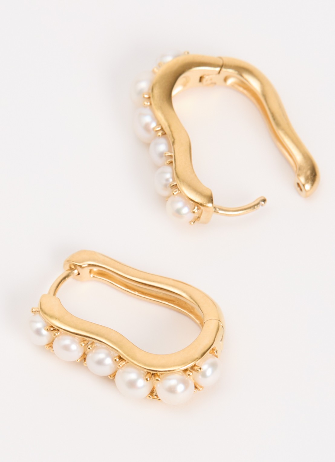 Missoma Pearl Wave Small Hoop oorringen verguld - detail 3 goud