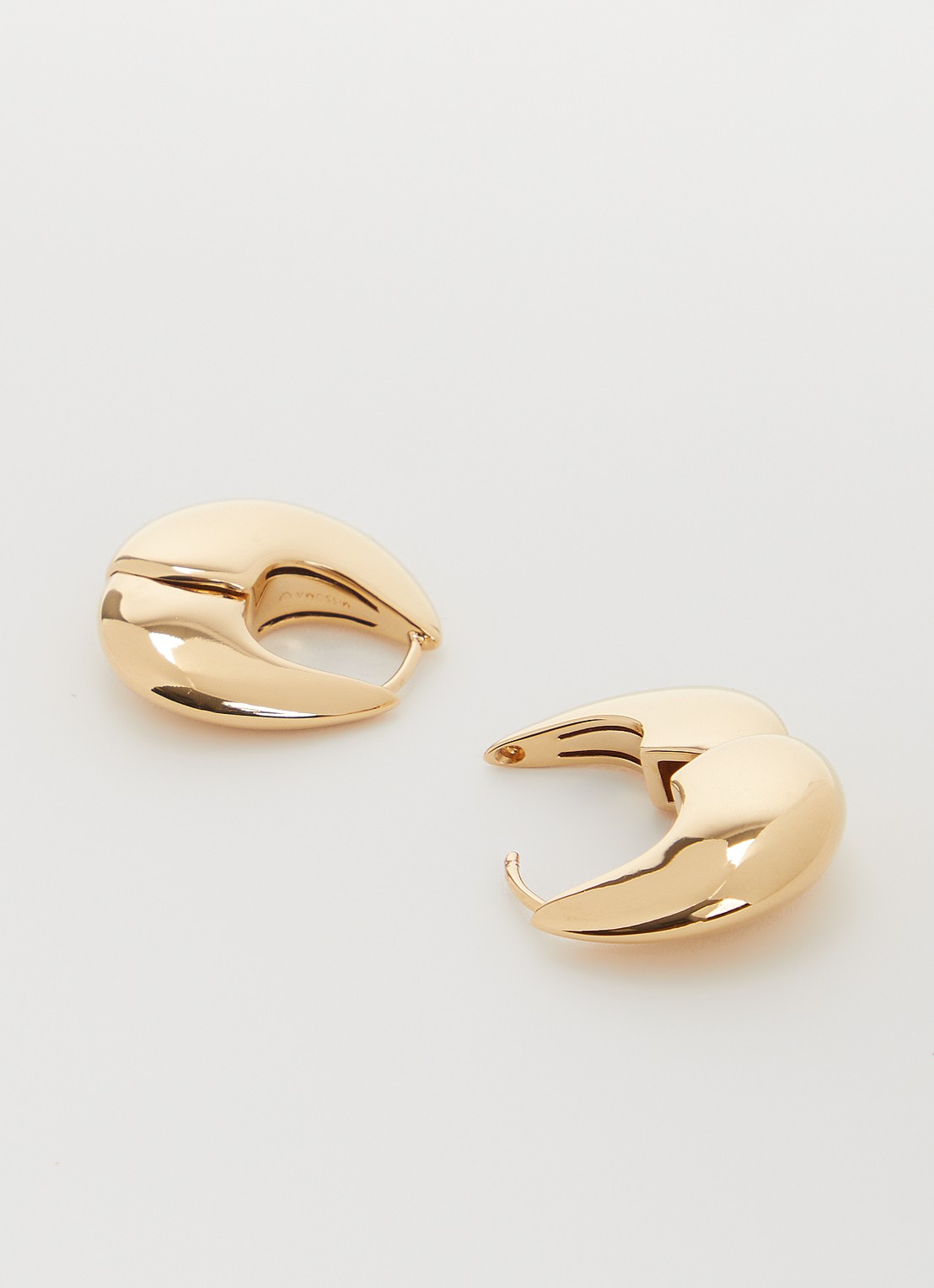 Missoma Sculptural Pebble oorringen - detail goud