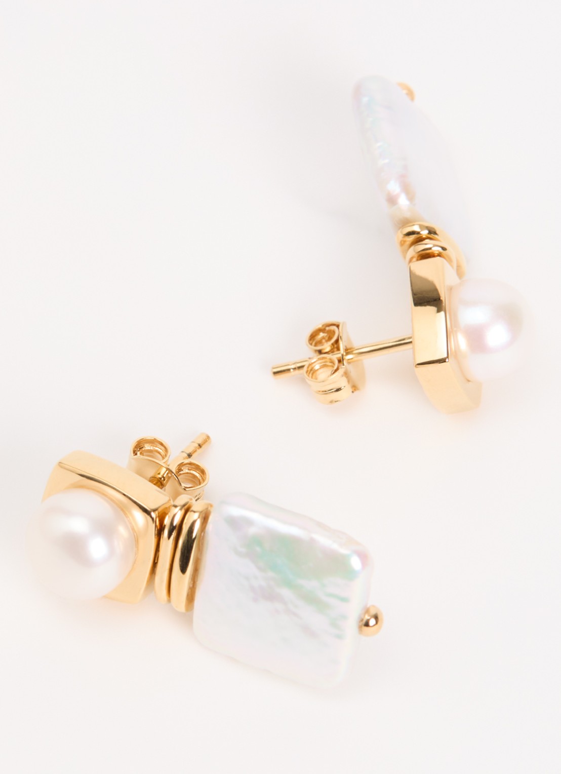 Missoma Square Pearl Stud oorstekers - detail goud