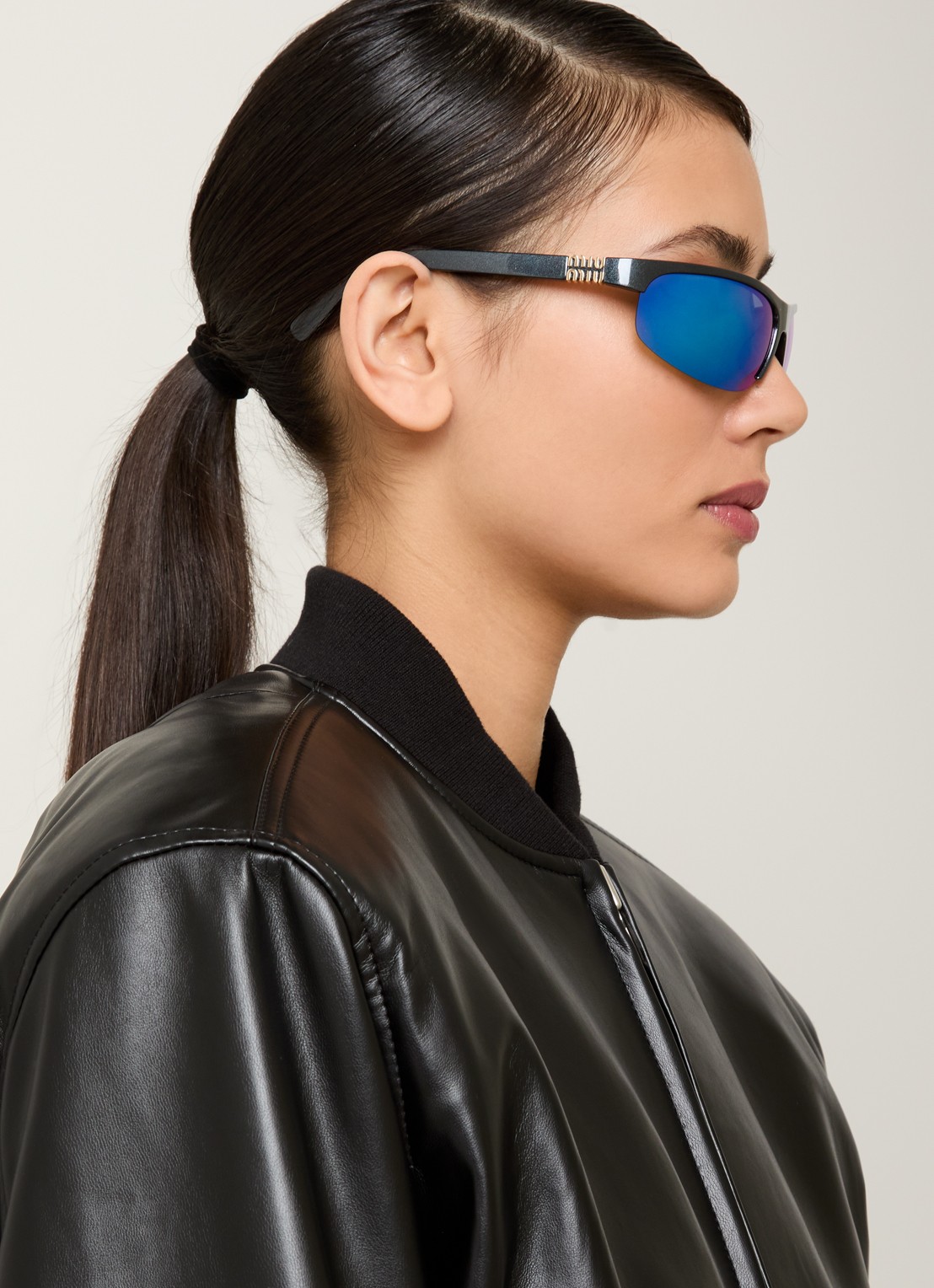 Miu Miu Runway zonnebril MU A02S   - voorkant 5 antraciet