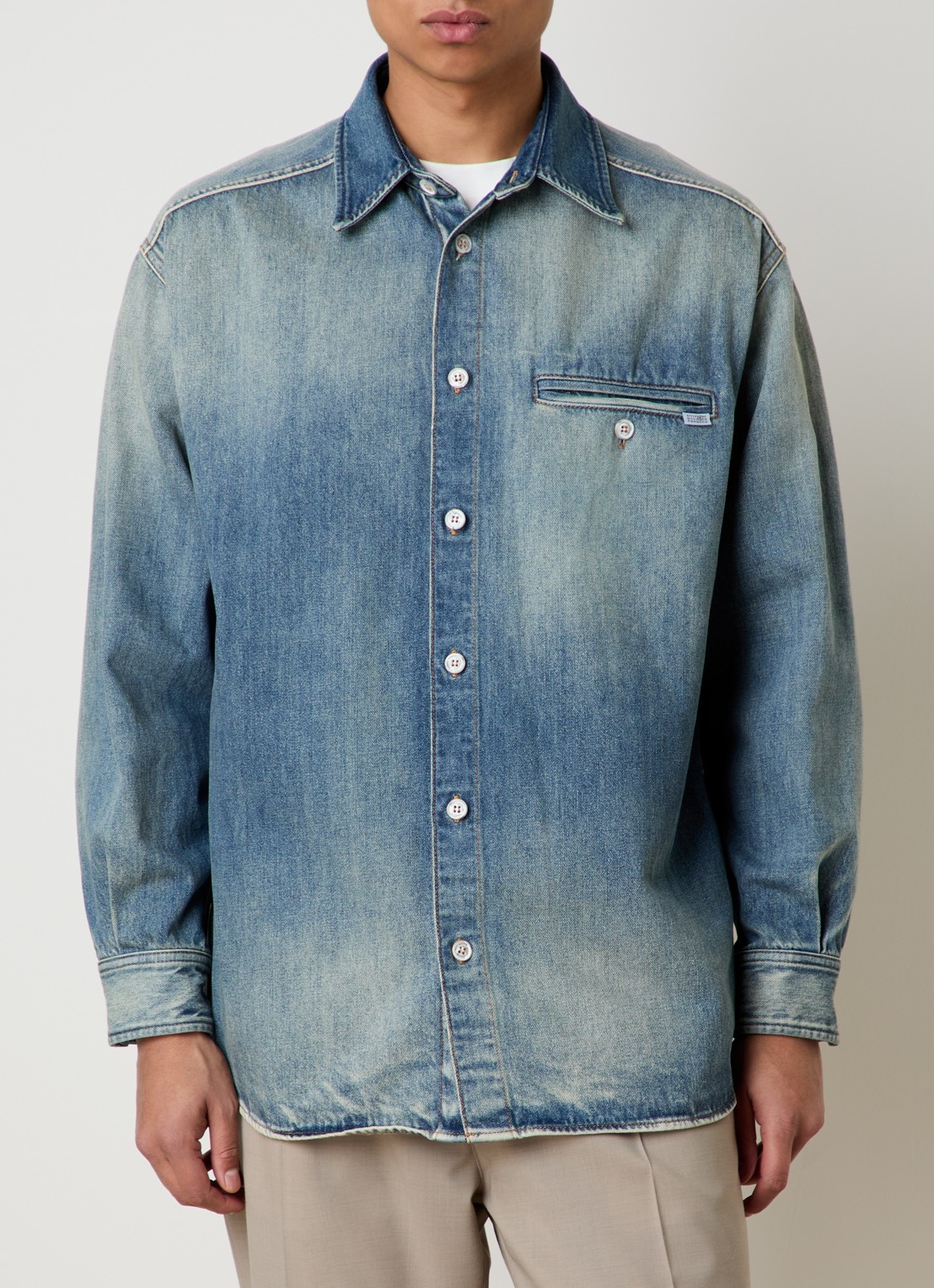 MM6 Regular fit overhemd van denim met borstzak - detail staalblauw