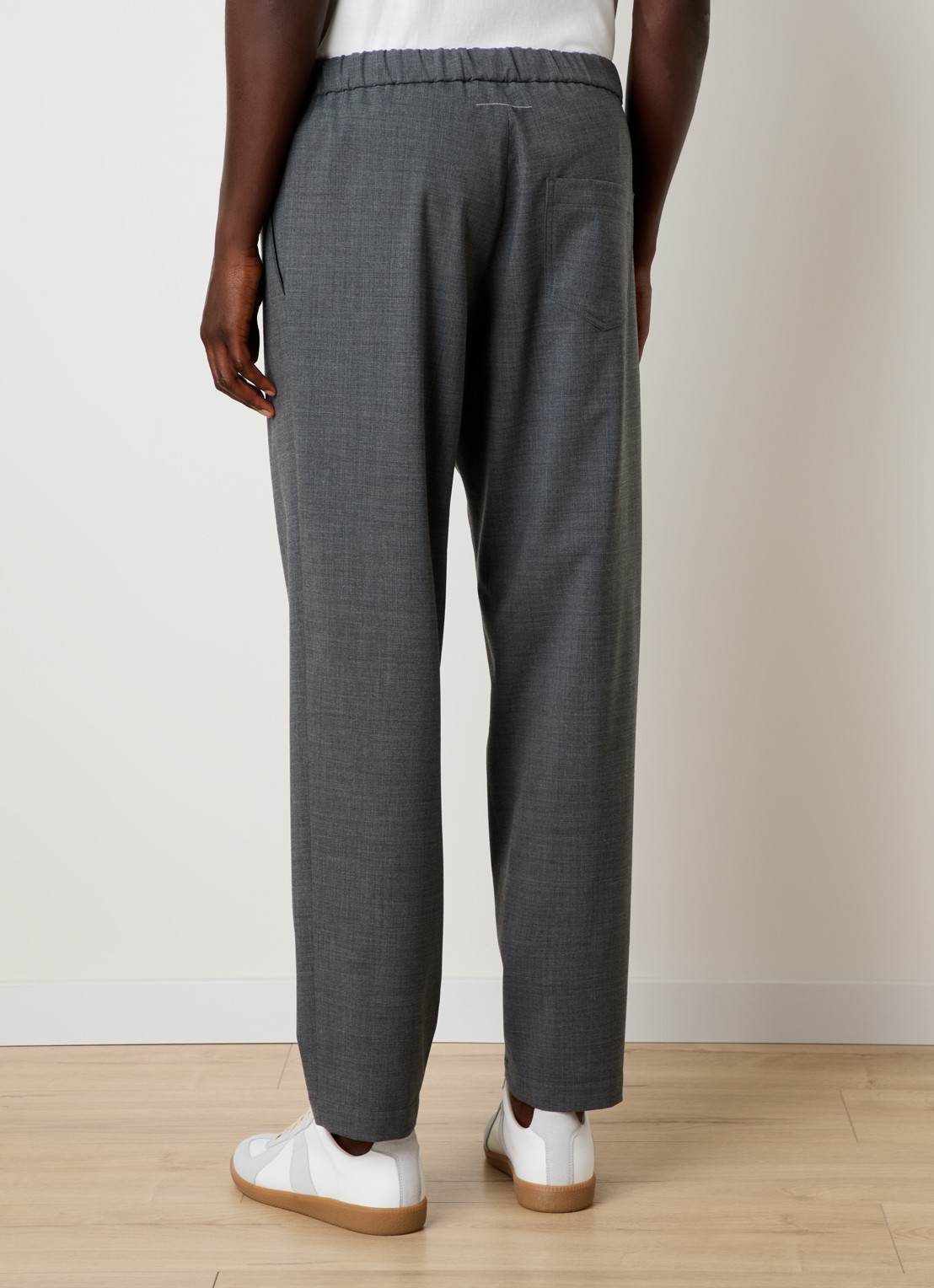 MM6 Straight fit pantalon met persplooi en steekzakken - achterkant donkergrijs