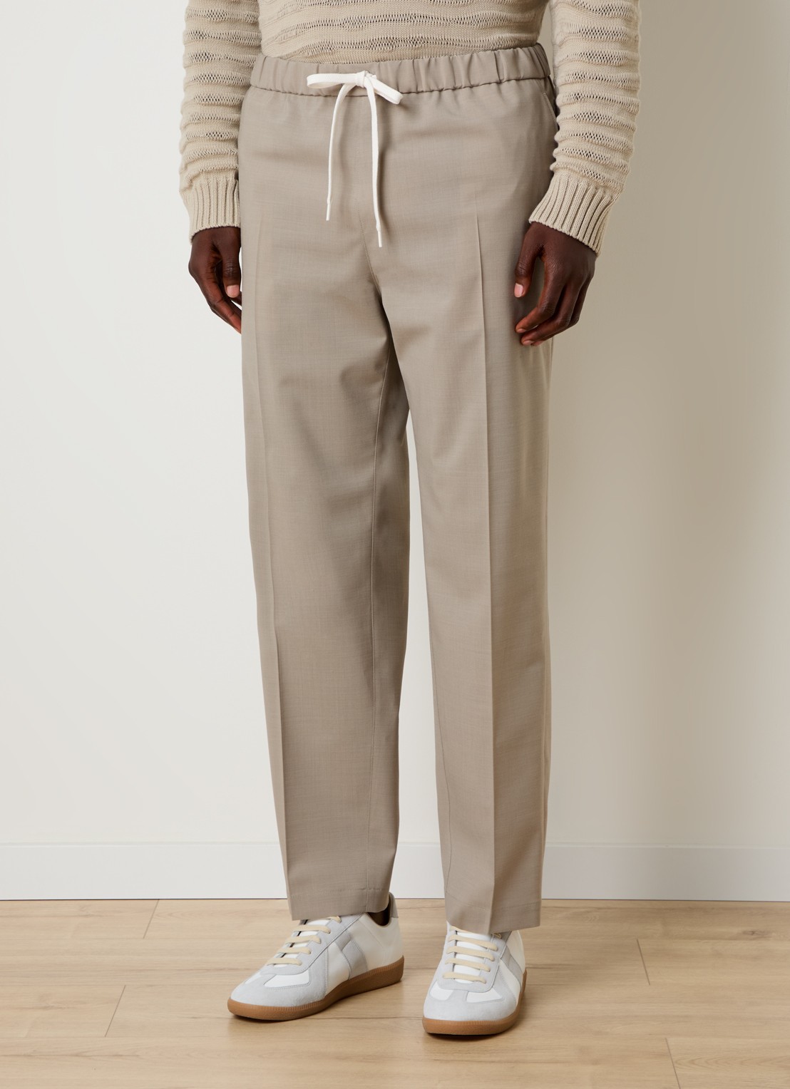 MM6 Straight fit pantalon met persplooi en steekzakken - detail zand