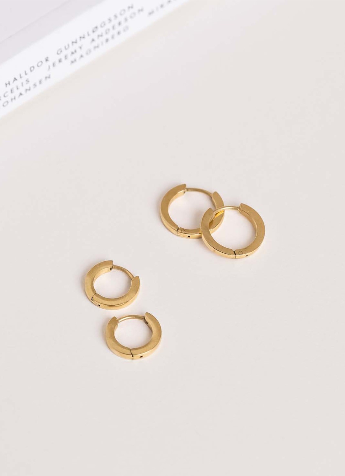 Mockberg Classic Small oorringen MO583 - detail goud