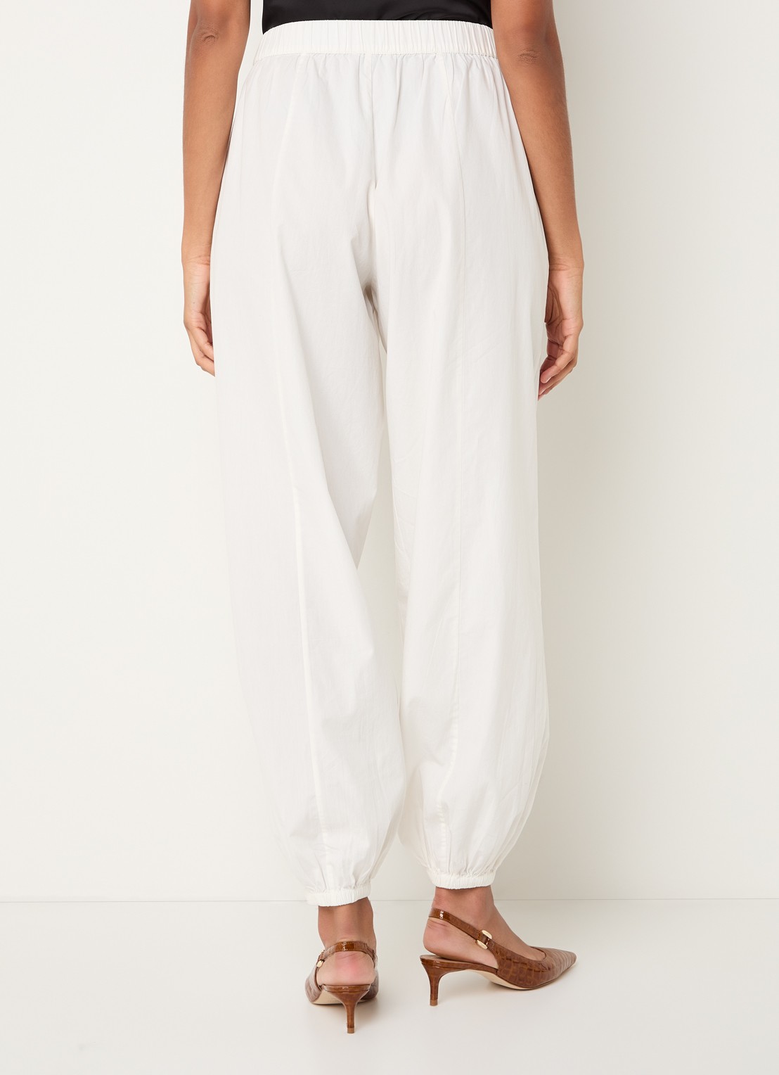 Modström Aksel mid waist tapered fit broek met steekzakken - achterkant gebroken wit