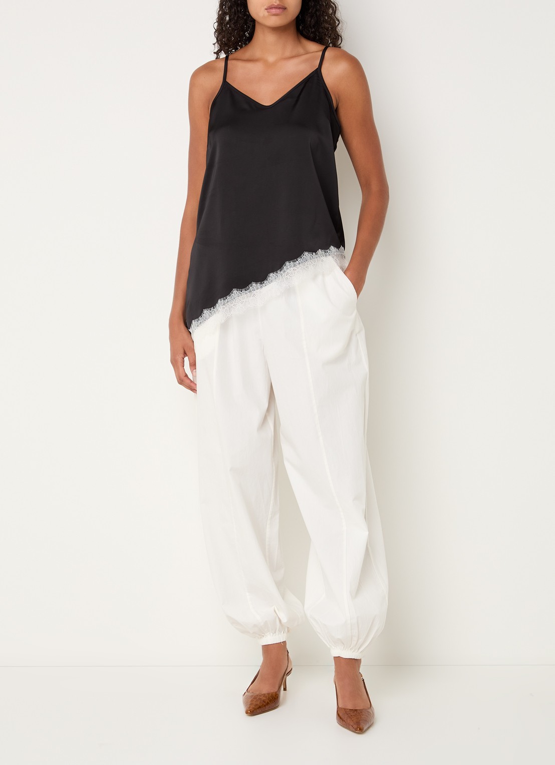 Modström Aksel mid waist tapered fit broek met steekzakken - voorkant 4 gebroken wit