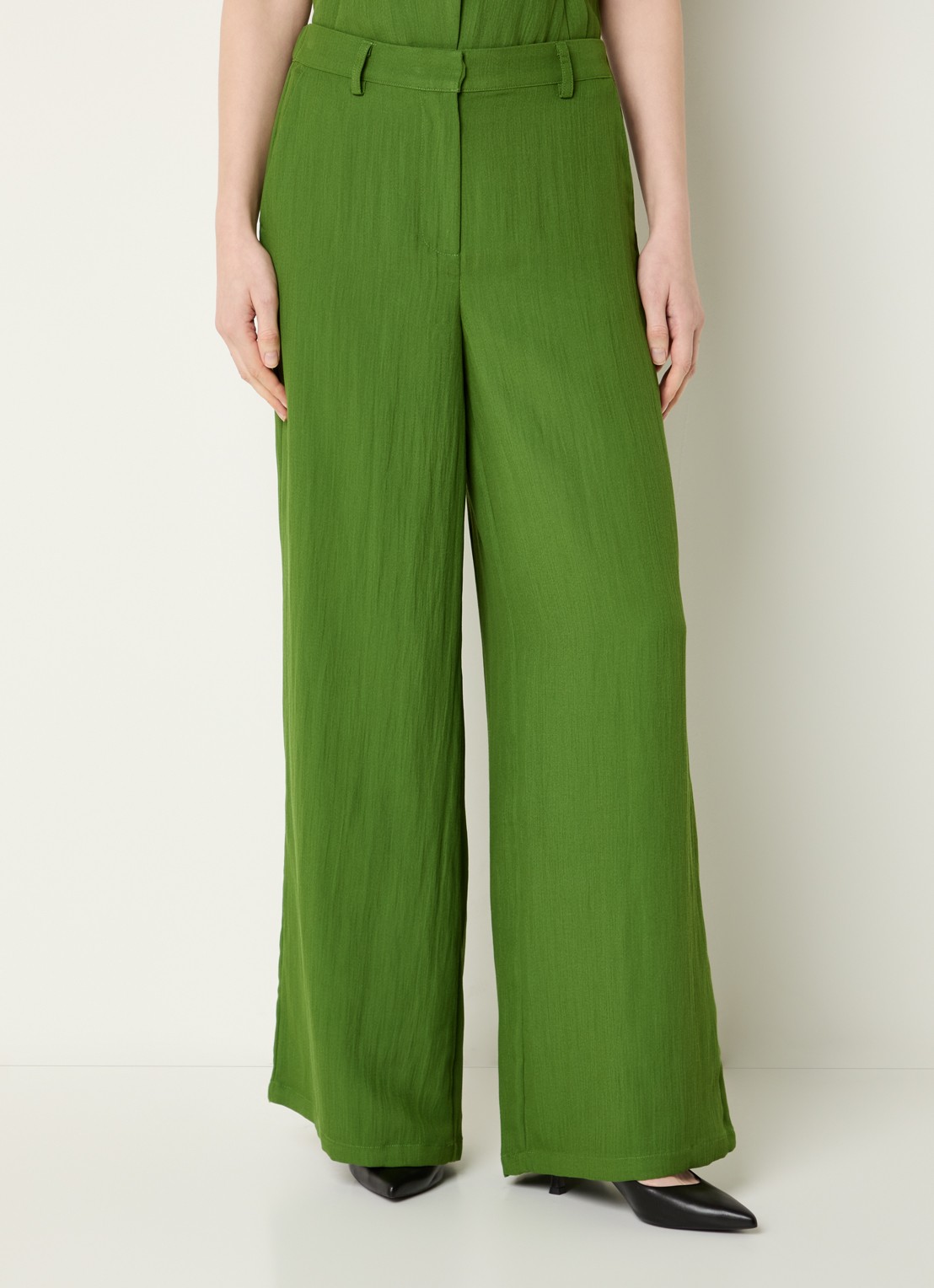 Modström Benitta mid waist wide fit pantalon van crêpe - detail 3 groen