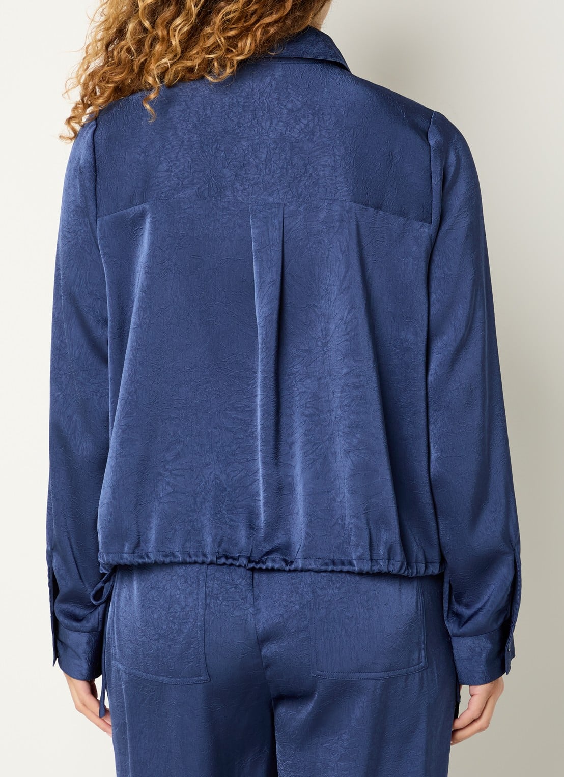 Modström Cabrina blouse met structuur - achterkant royalblauw