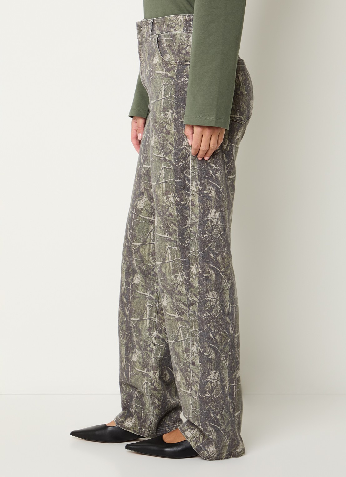 Modström Carton high waist wide leg jeans met camouflageprint - detail 5 groen