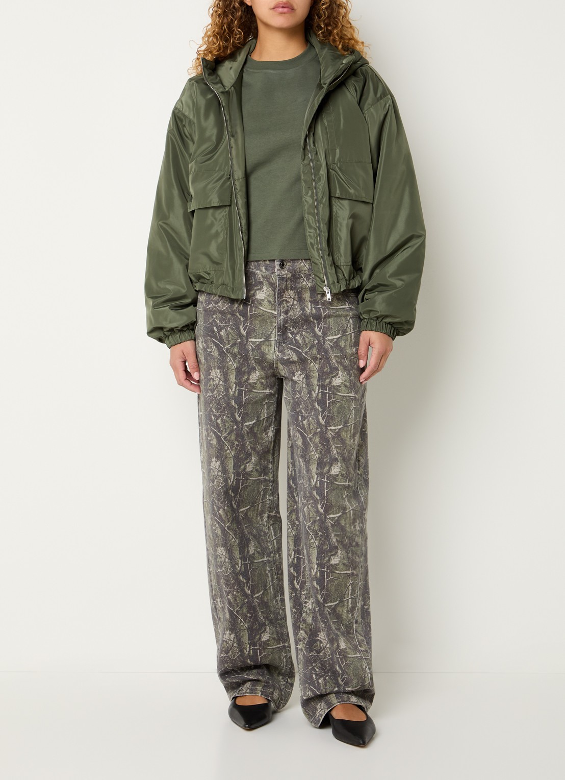 Modström Carton high waist wide leg jeans met camouflageprint - voorkant 2 groen