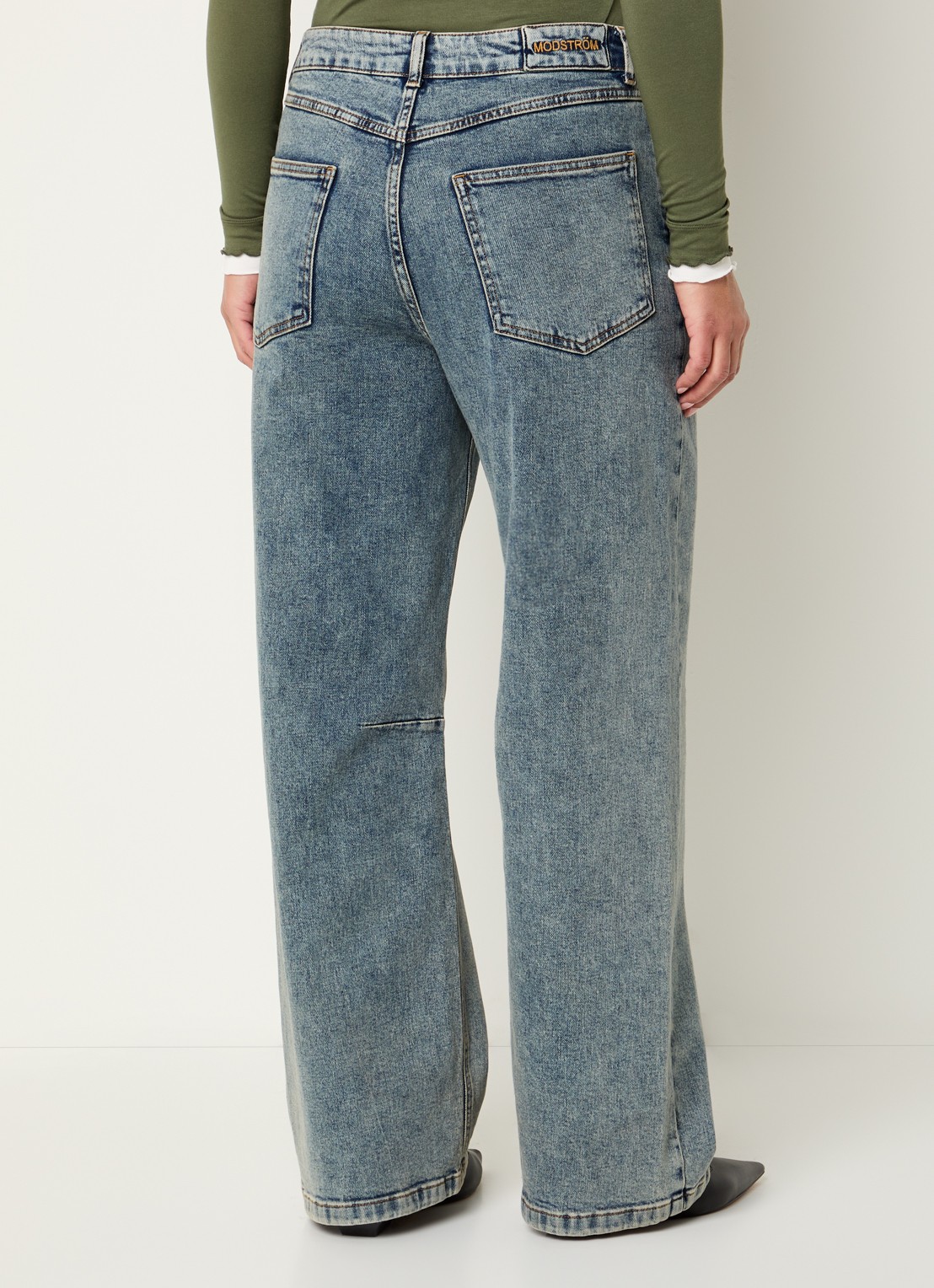 Modström Cille low waist wide fit jeans met medium wassing - achterkant indigo