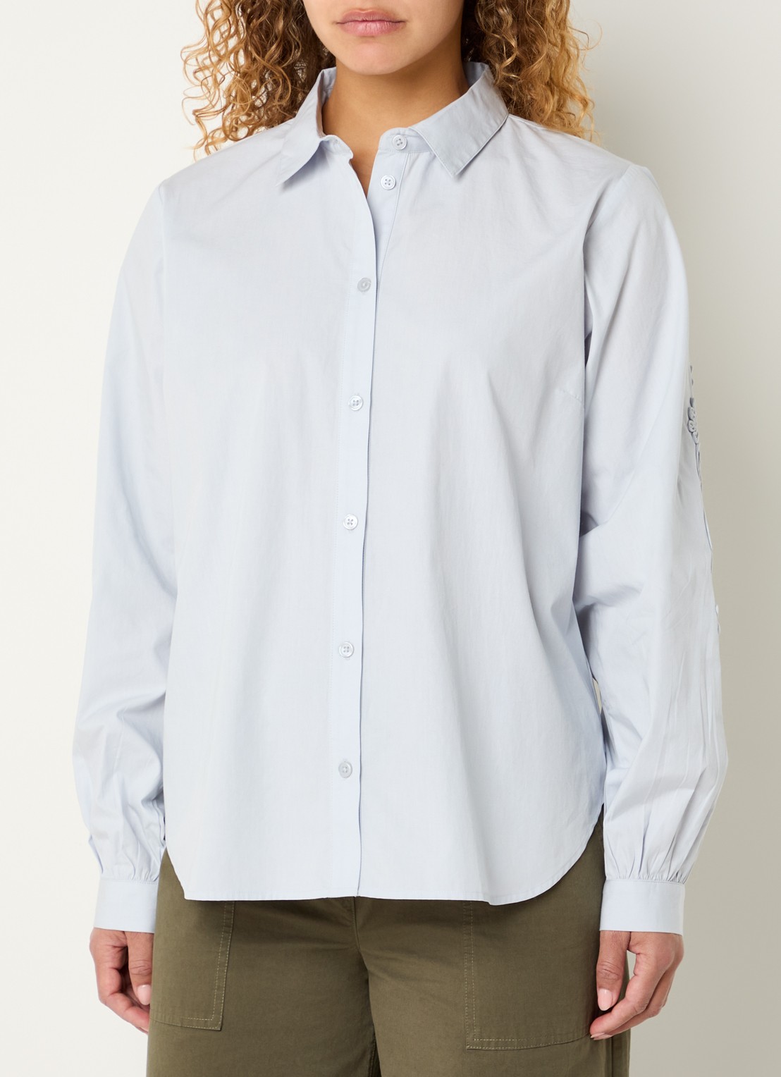 Modström Columbus blouse met borduring - detail 4 lichtblauw