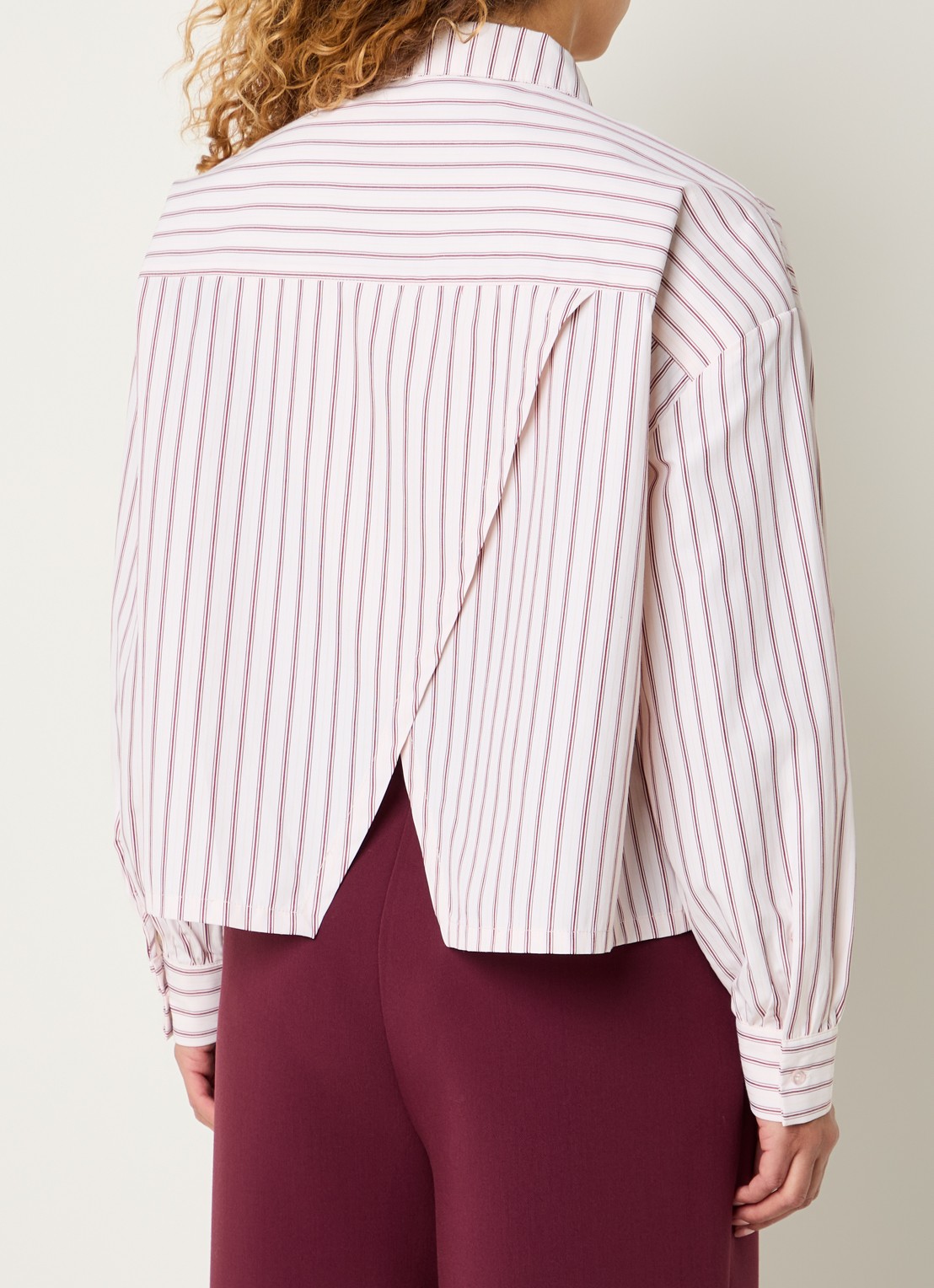 Modström Dilan blouse met split en streepprint - detail bordeauxrood